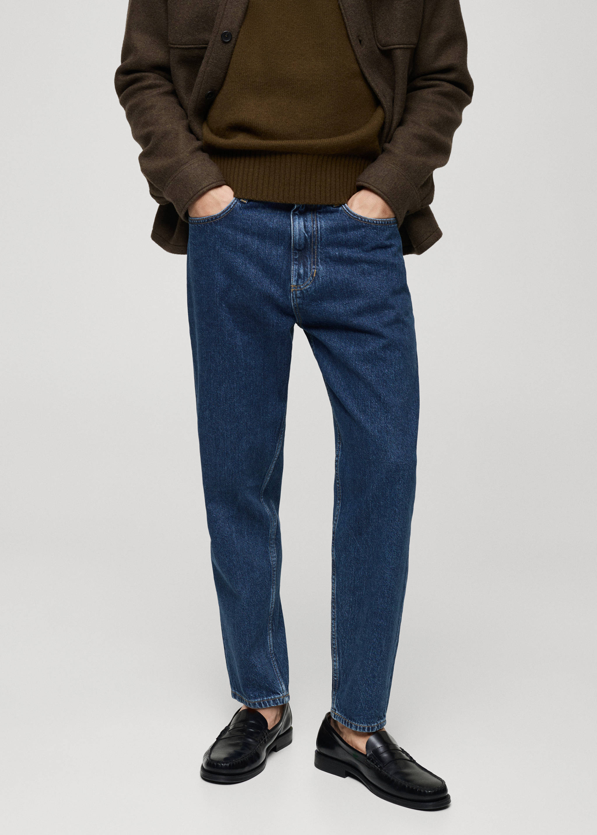 Tapered-Fit-Jeans mit dunkler Waschung - Mittlere Ansicht