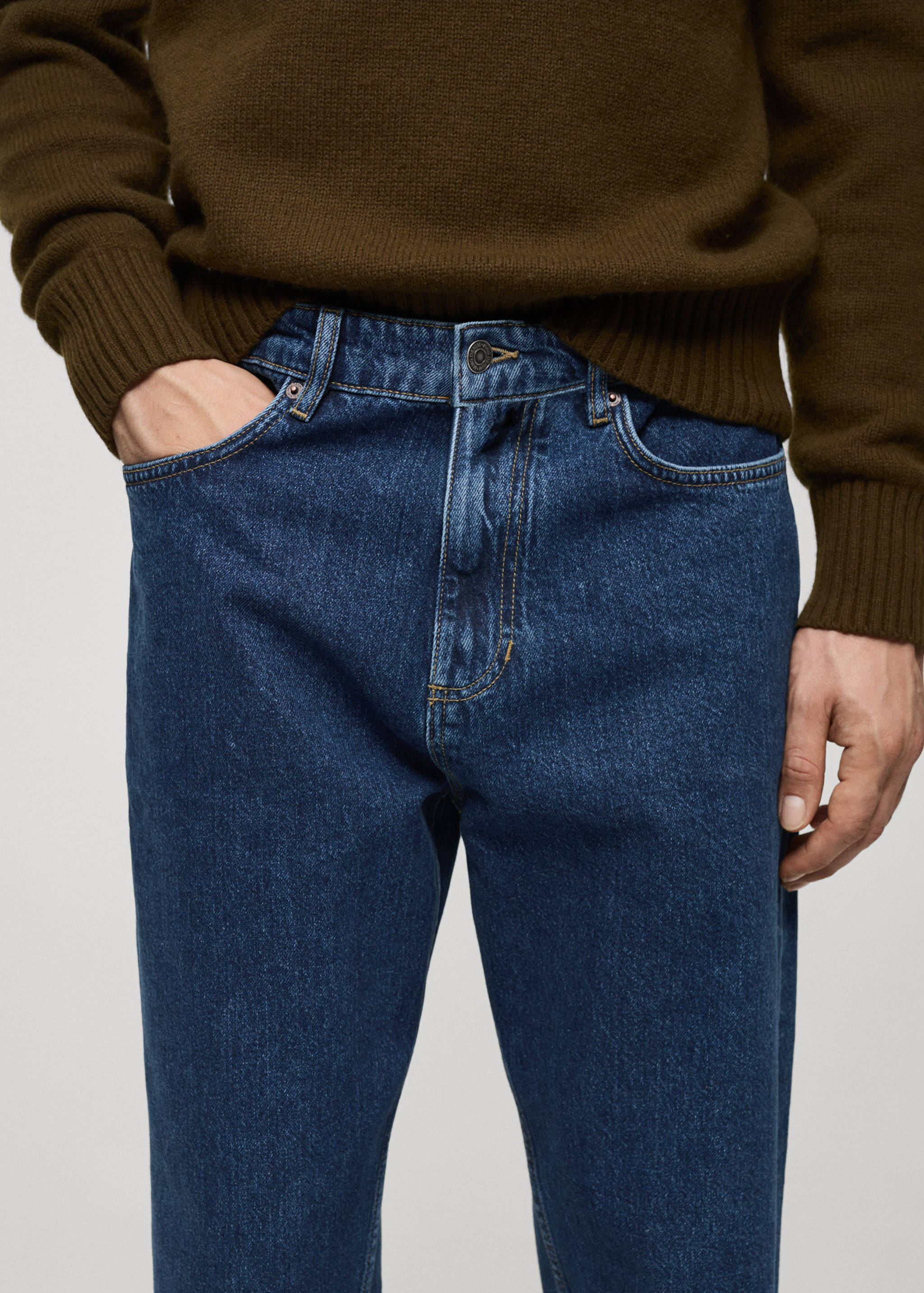 Tapered-Fit-Jeans mit dunkler Waschung - Detail des Artikels 1