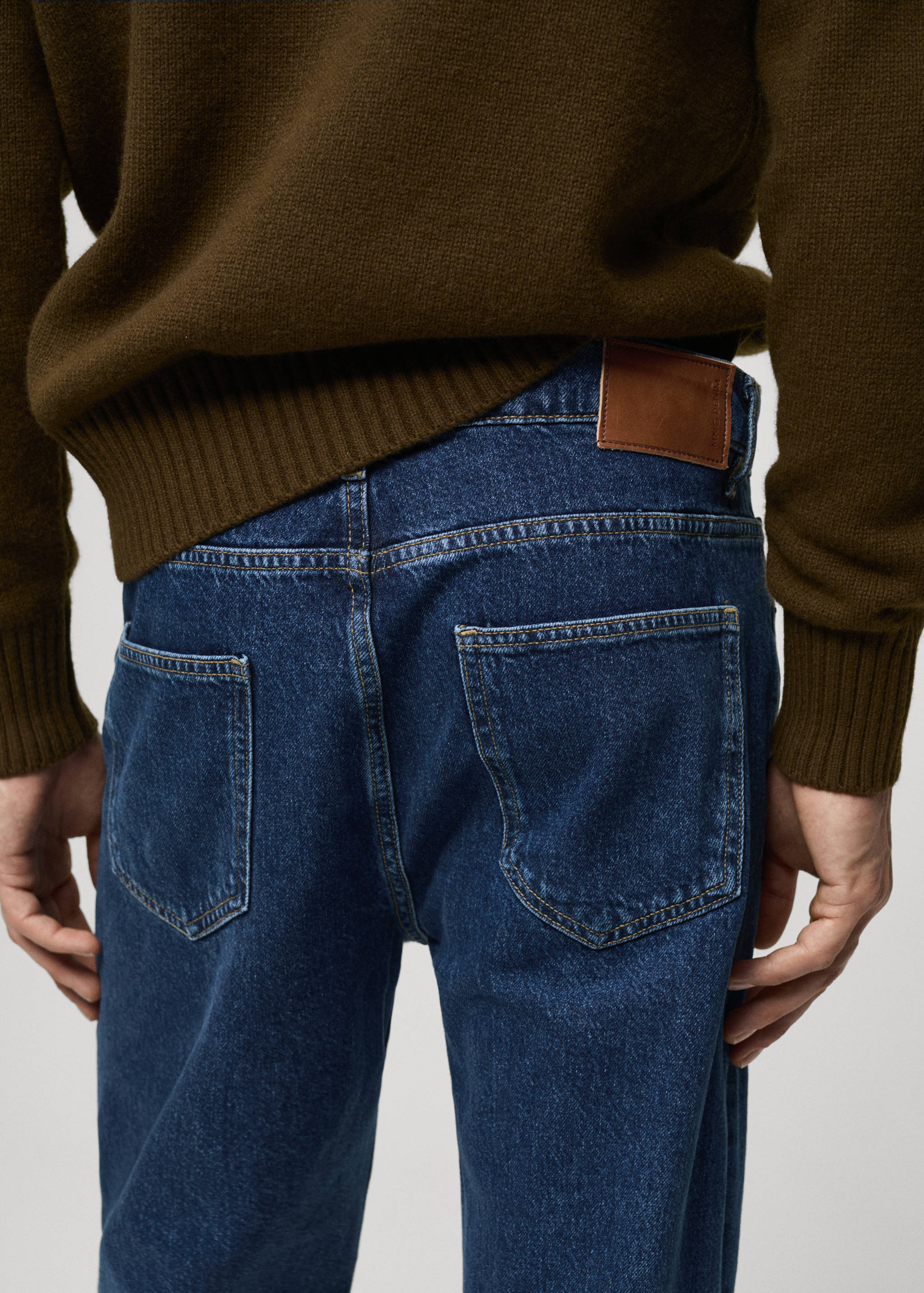 Tapered-Fit-Jeans mit dunkler Waschung - Detail des Artikels 6