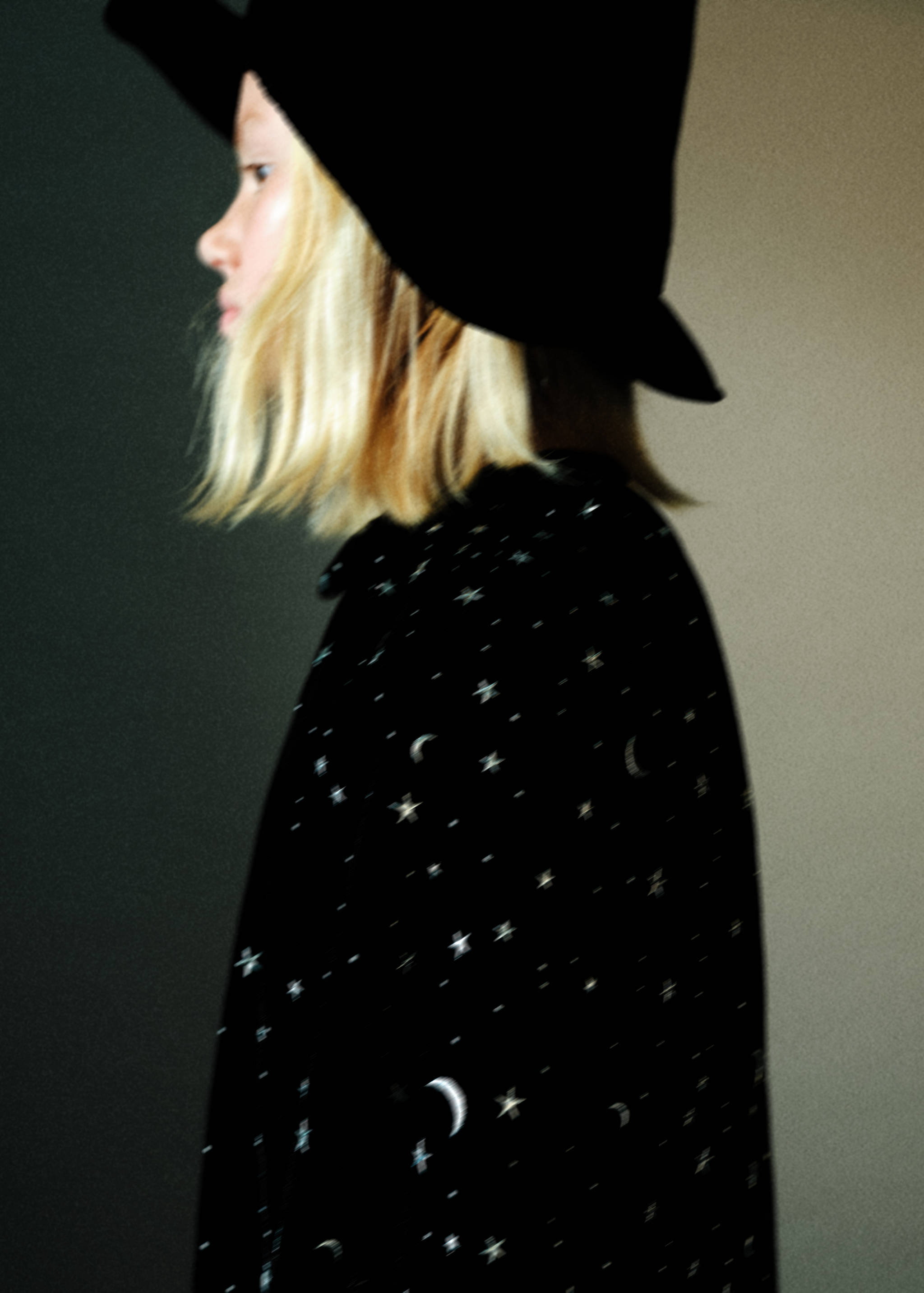 Capa de disfarce com estrelas - Pormenor do artigo 5