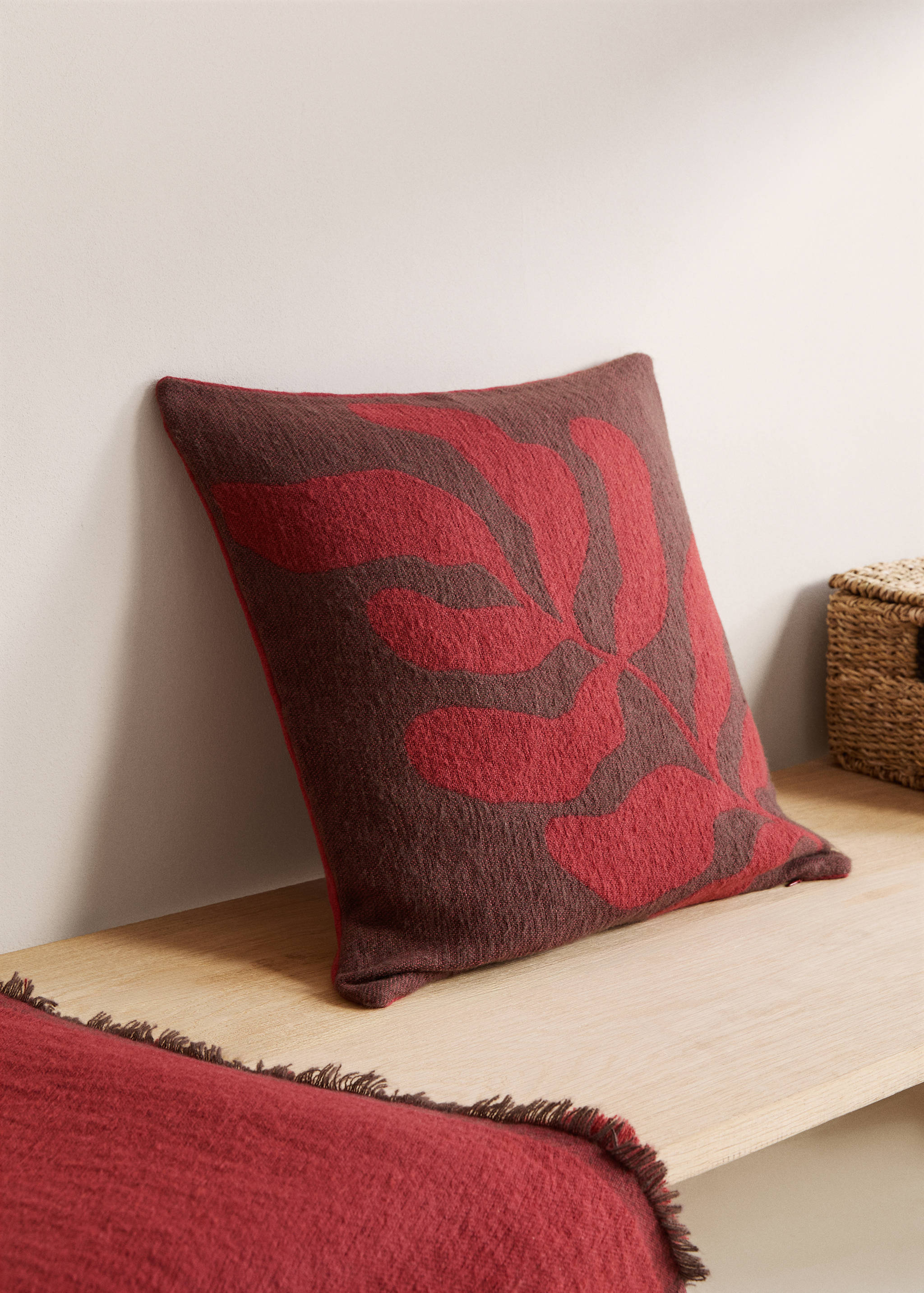 Cotton cushion cover with leaf design - General plane