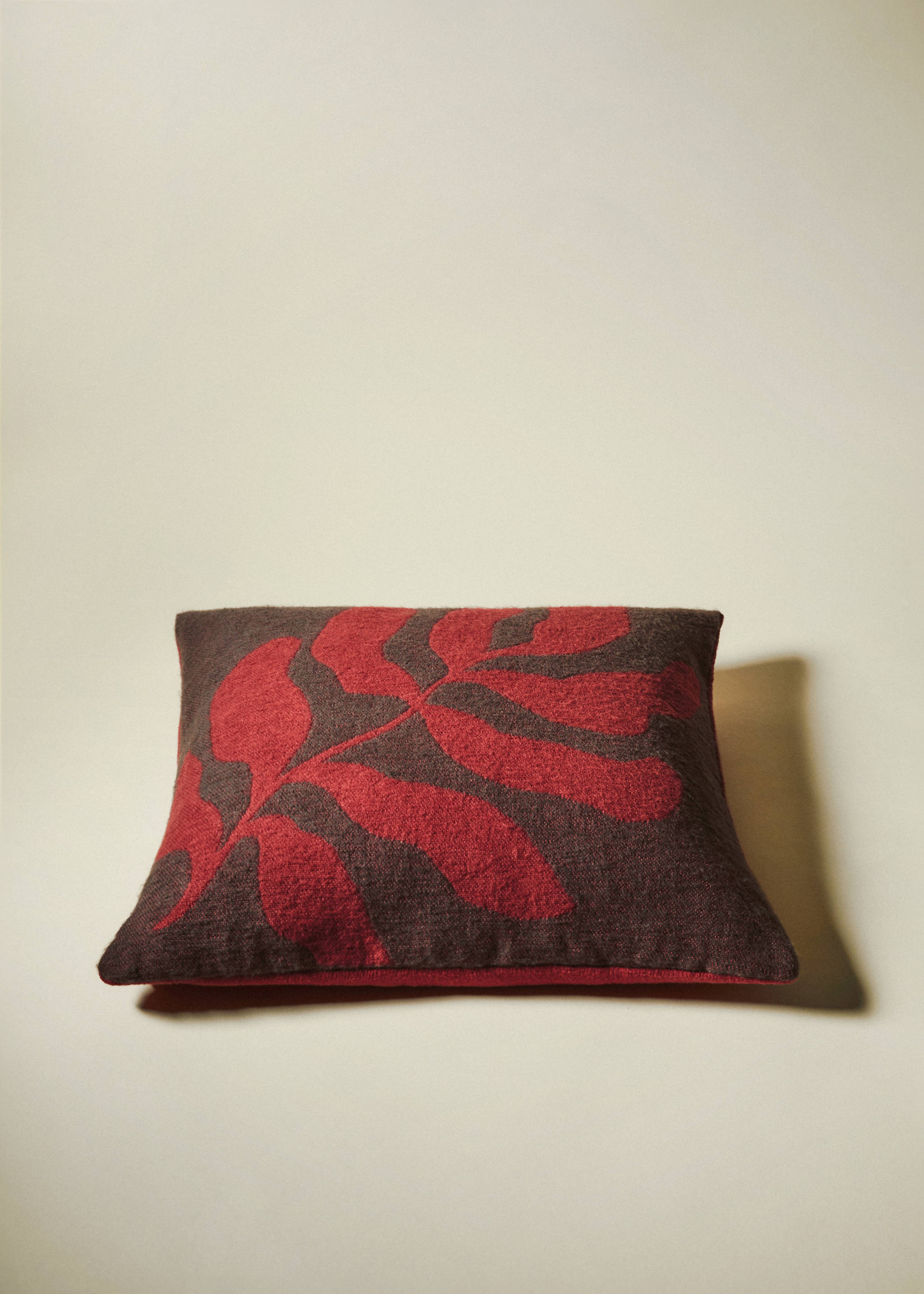 Cotton cushion cover with leaf design - Details of the article 7