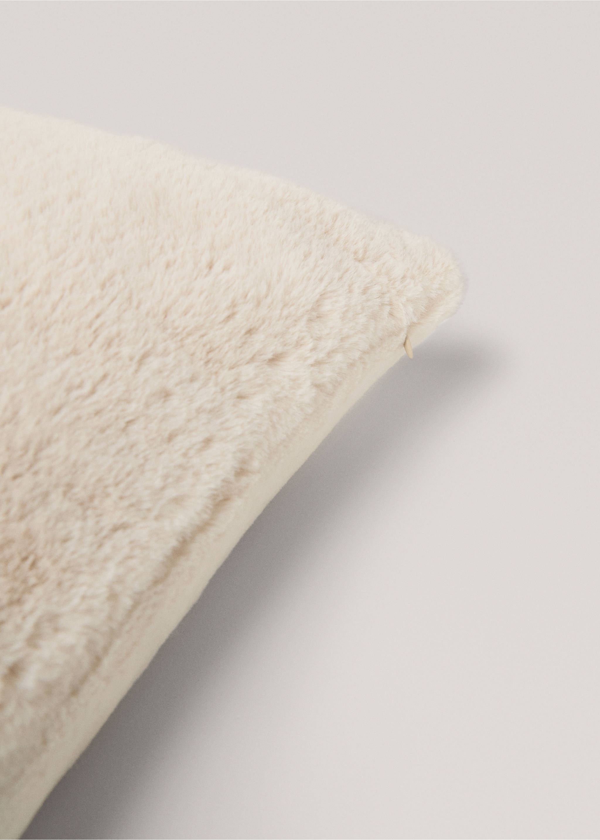 Kissenbezug mit Felleffekt 45 x 45 cm - Detail des Artikels 2, Sandfarben. Ref: 77027647-00.