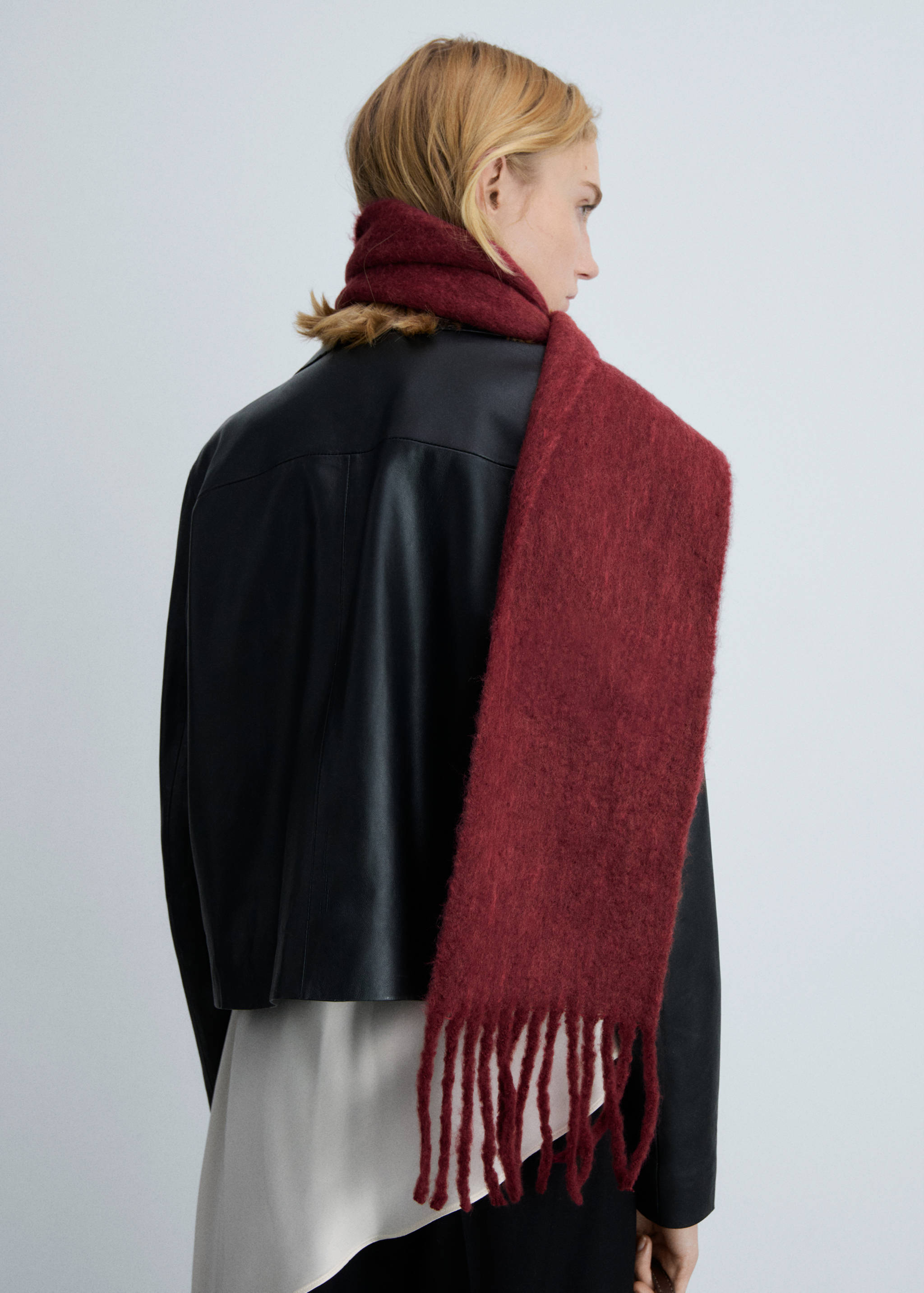 Wool-blend scarf with fringes - Details of the article 9