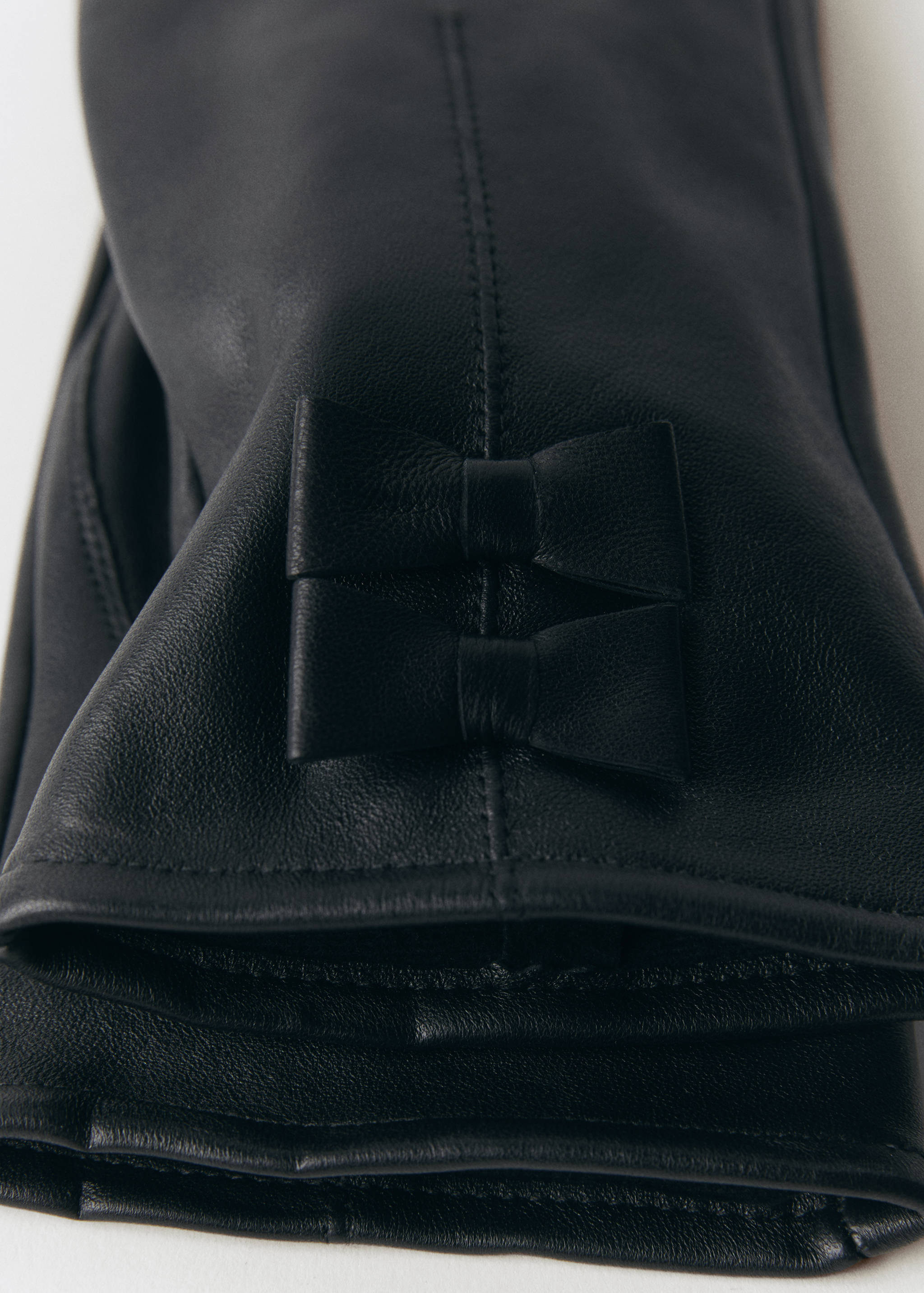 Mănuși de piele cu funde - Plan mediu