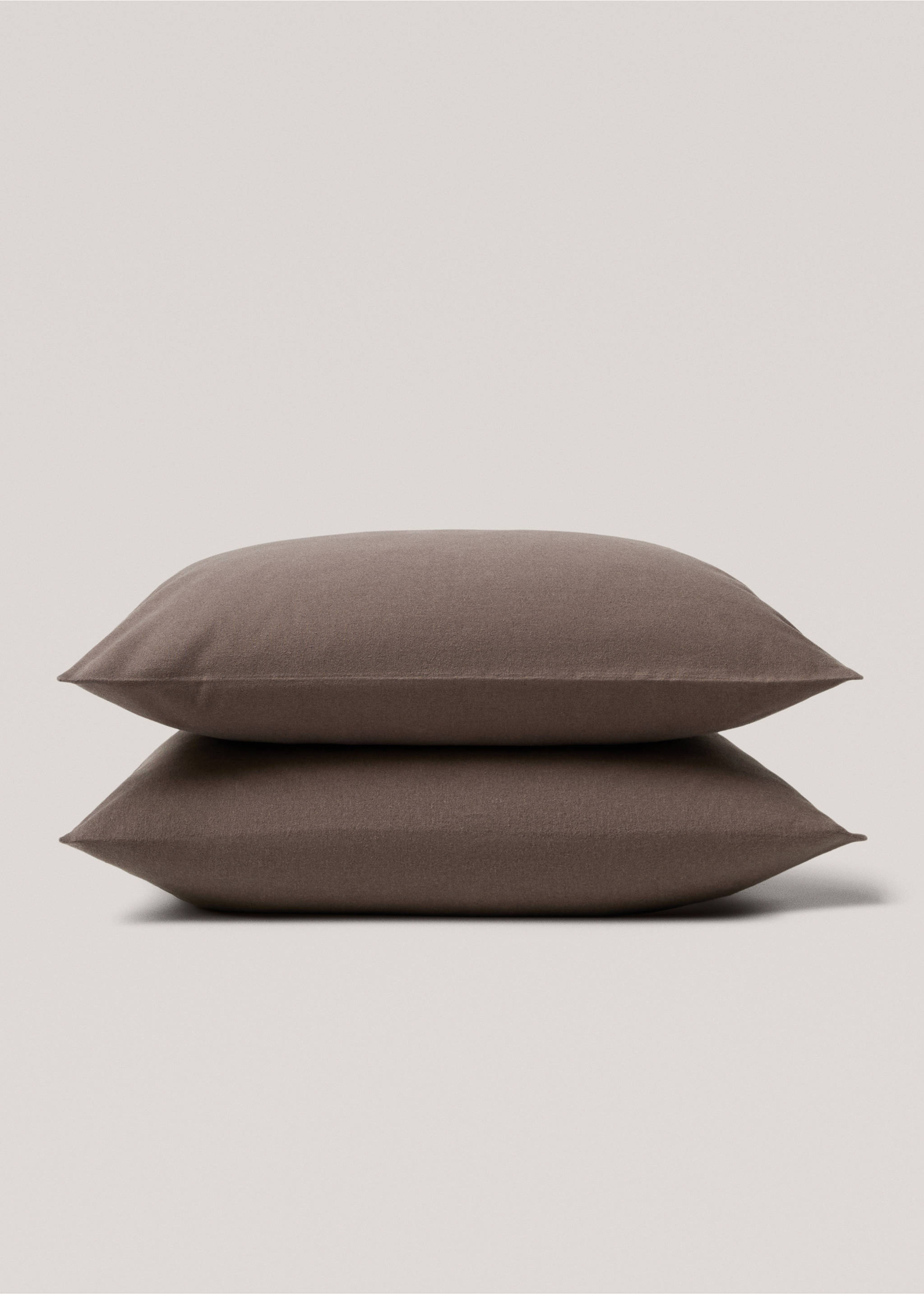 Plain flannel pillow case 60x60cm - Details of the article 1, Chocolate. Ref: 77027656-00.