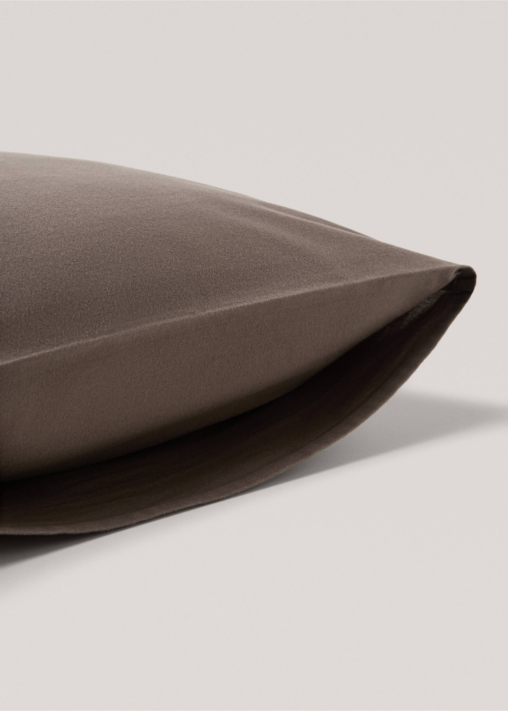 Plain flannel pillow case 60x60cm - Details of the article 2, Chocolate. Ref: 77027656-00.