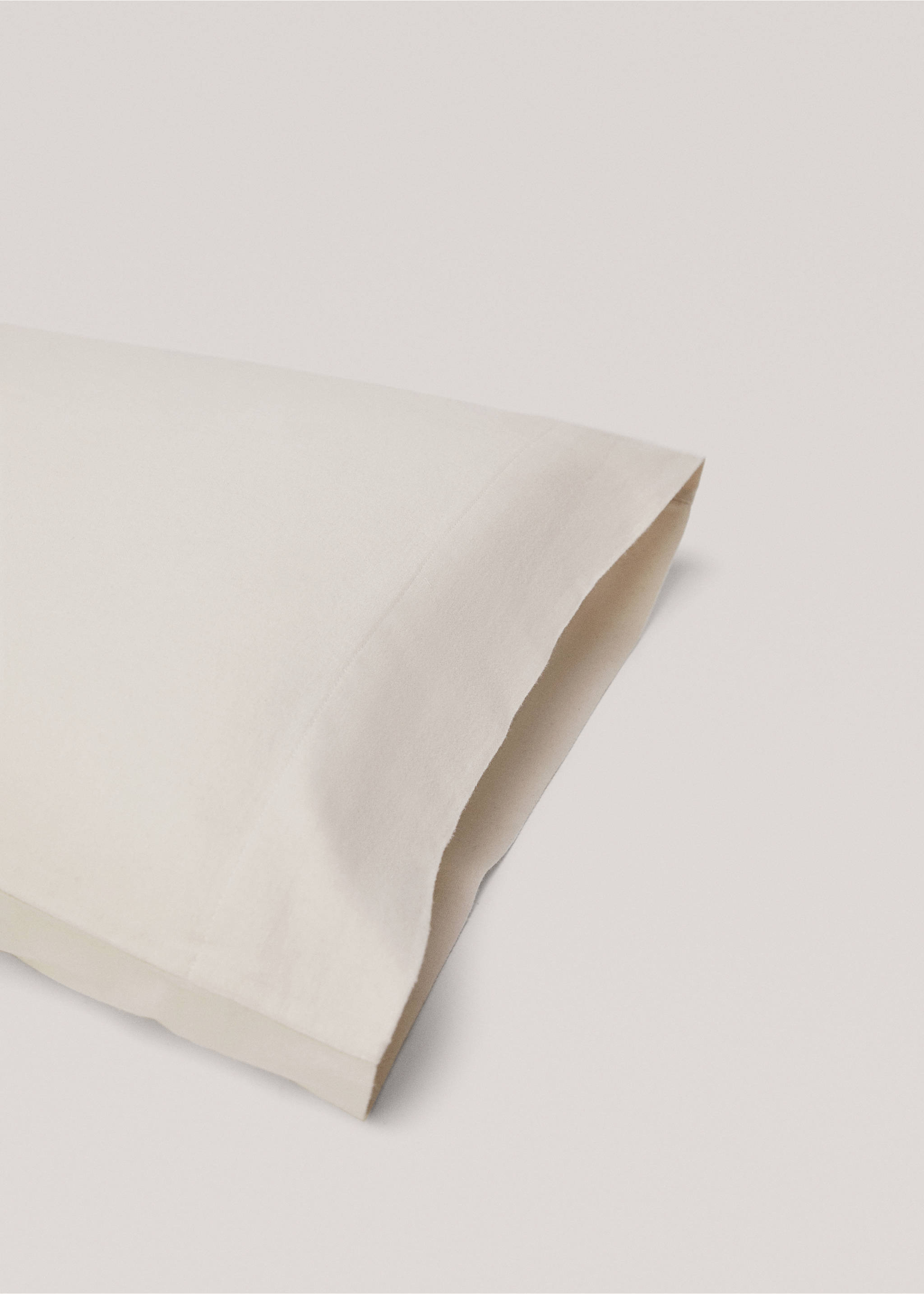 Flannel pillow case 45x110cm - Details of the article 2, Beige. Ref: 77027657-00.