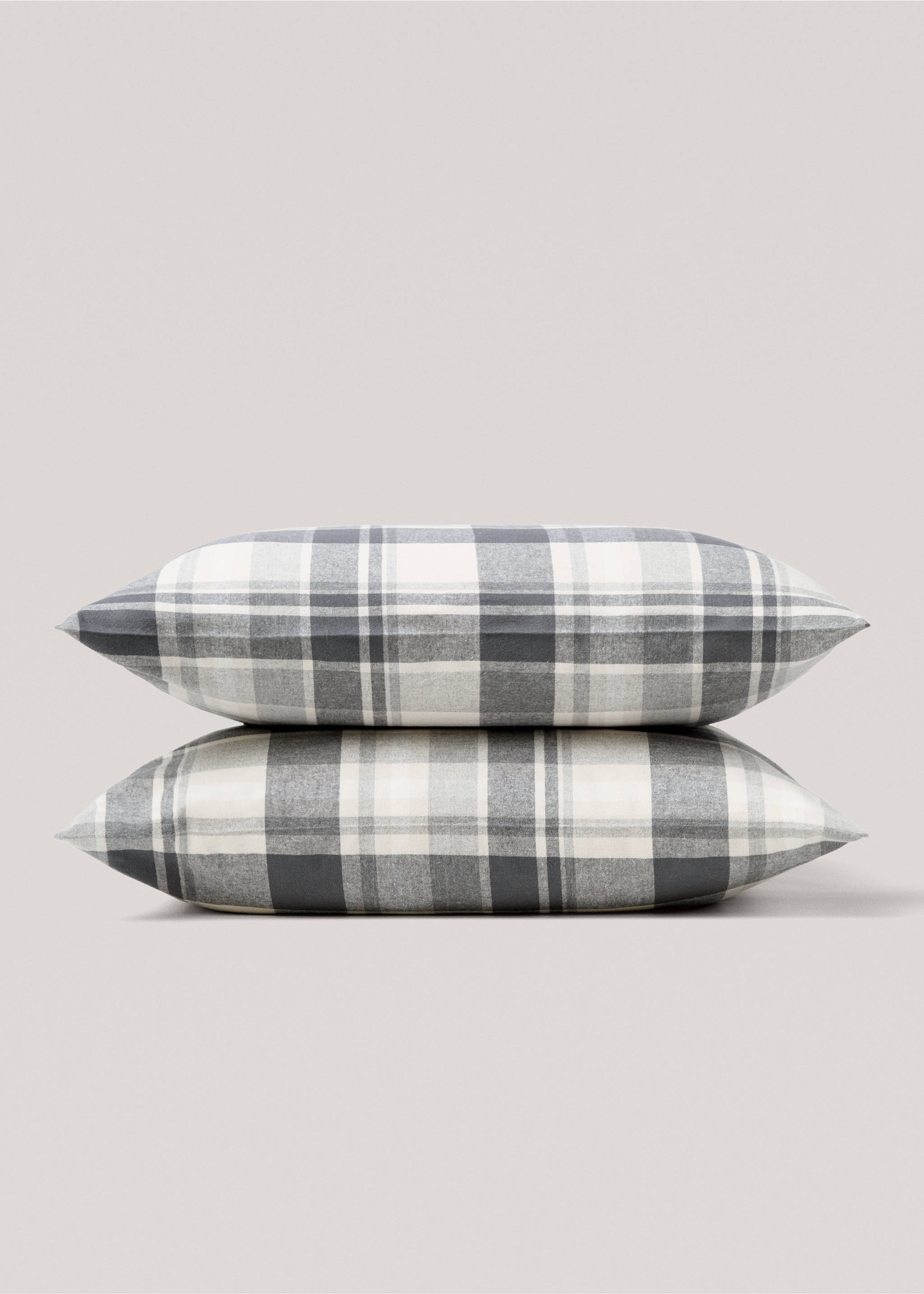 Rutete putetrekk i bomullsflanell,  60x60 cm - Artikkeldetalj 3, Grå. Ref: 77027660-00.