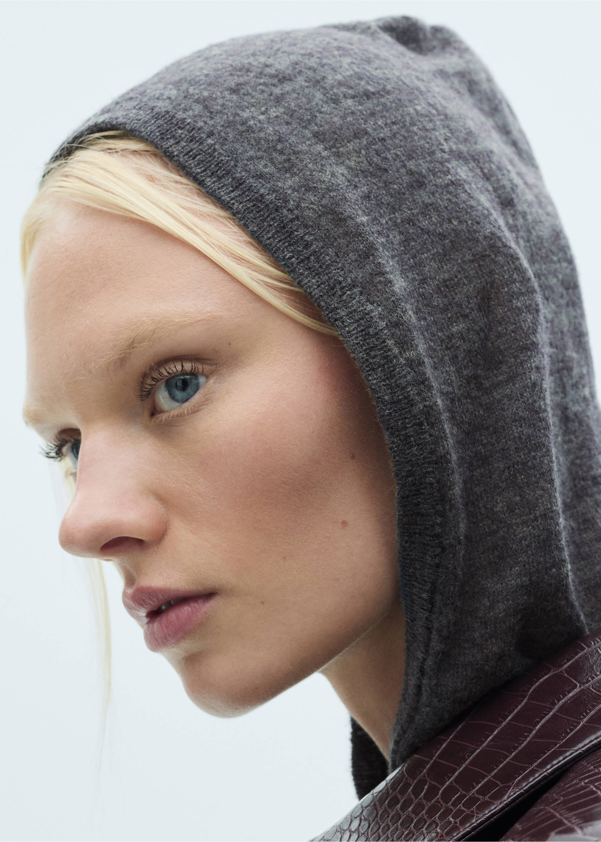 Hooded knit sweater - Details of the article 1, Charcoal. Ref: 77027669-00.