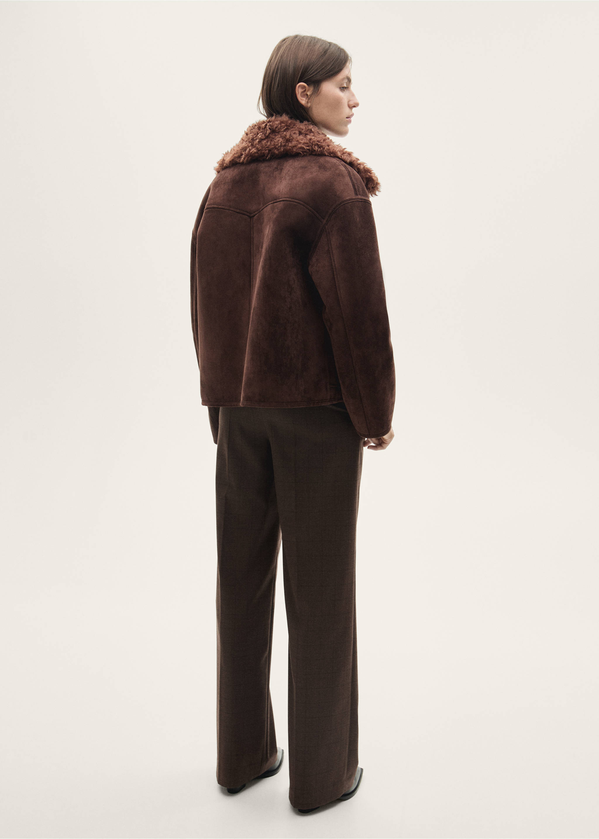 Jacke mit Wildleder-Effekt und Shearling-Kragen - Rückseite des Artikels, Braun. Ref: 77027677-00.