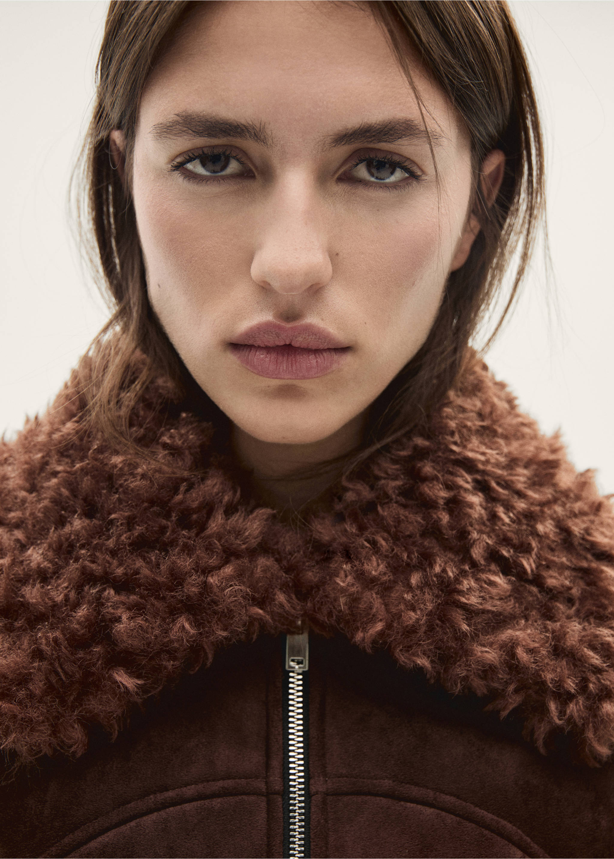 Jacke mit Wildleder-Effekt und Shearling-Kragen - Detail des Artikels 1, Braun. Ref: 77027677-00.