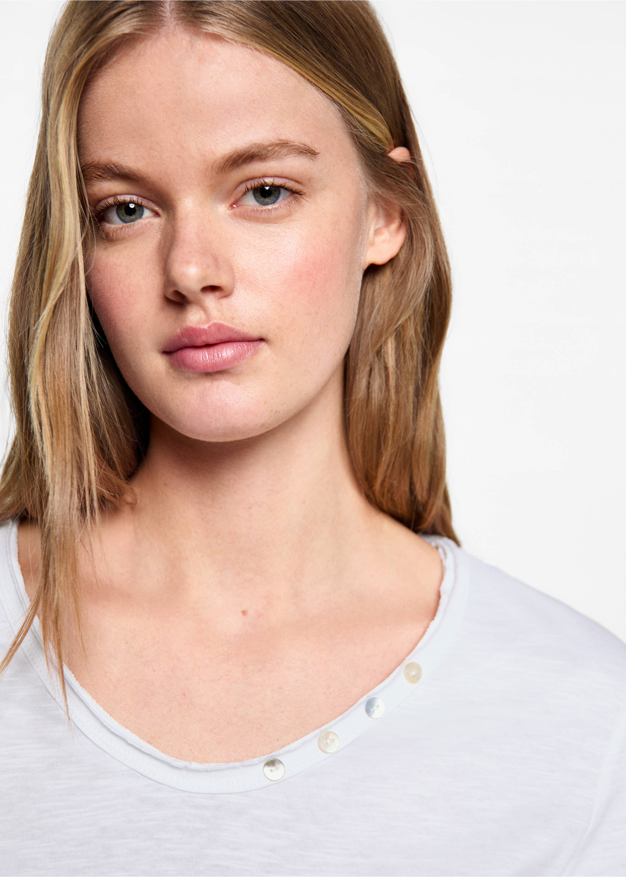 Langärmliges T-Shirt mit Knöpfen - Detail des Artikels 1, Cremeweiß. Ref: 77027696-00.