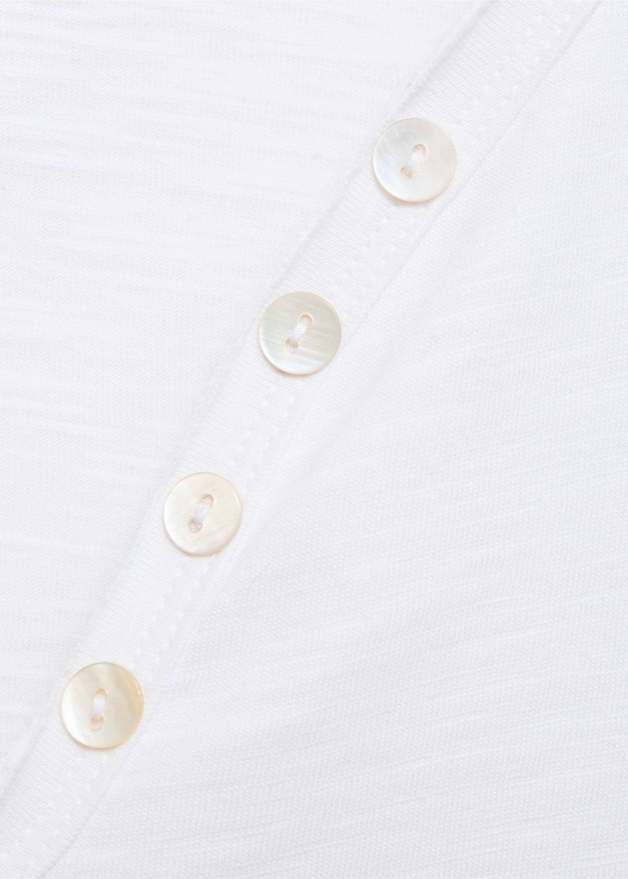 Langärmliges T-Shirt mit Knöpfen - Detail des Artikels 8, Cremeweiß. Ref: 77027696-00.