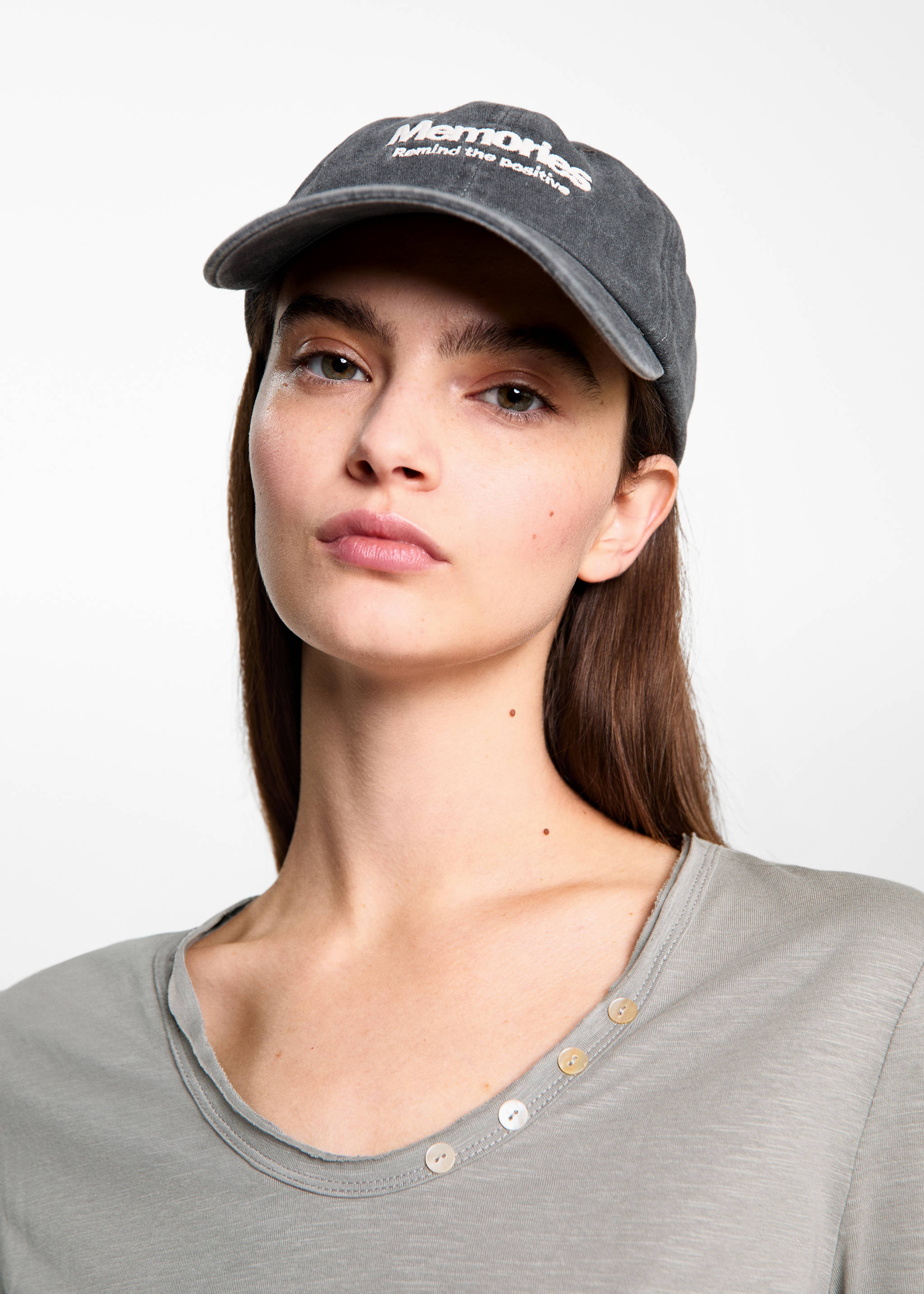 Langärmliges T-Shirt mit Knöpfen - Detail des Artikels 1