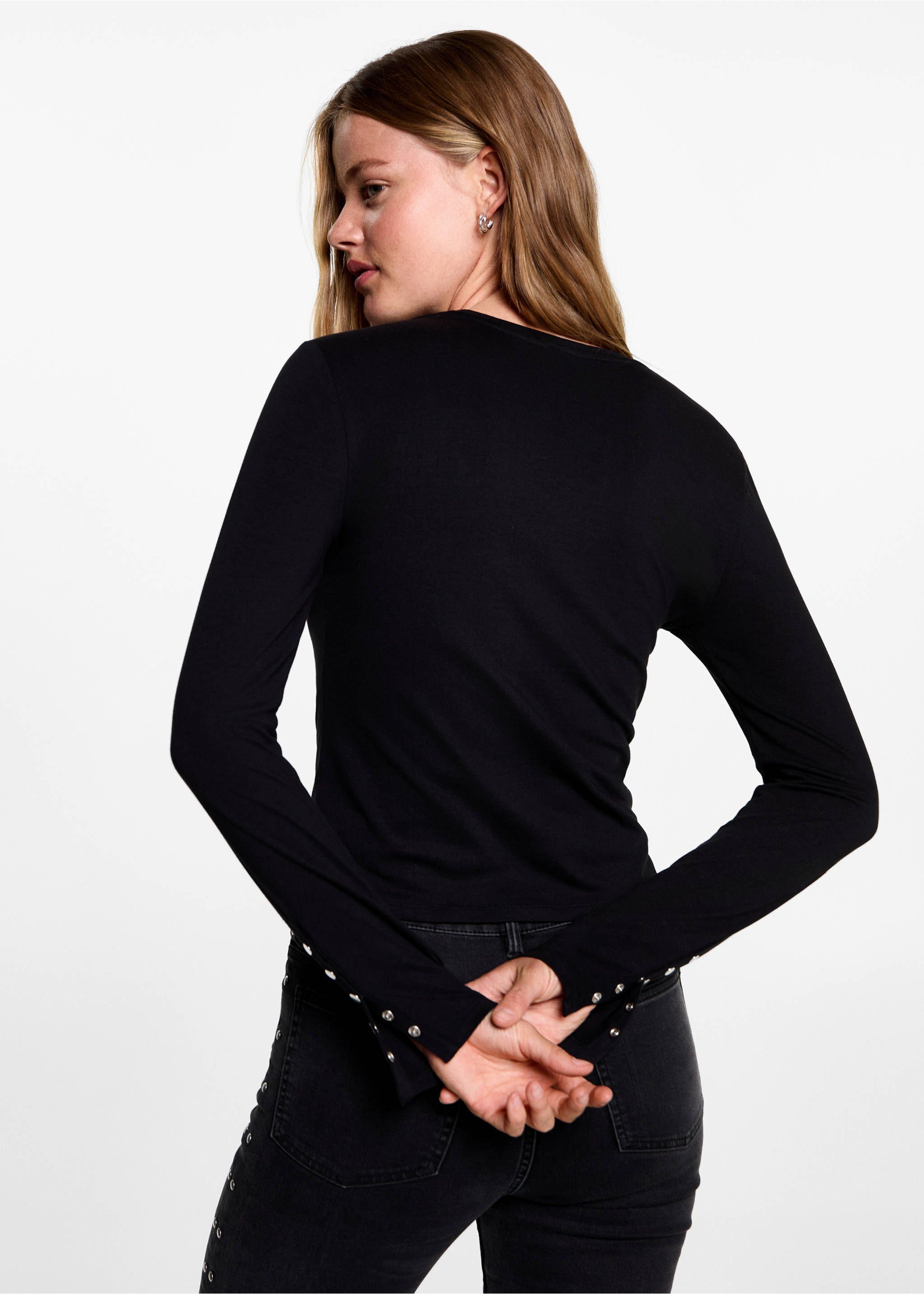 Langärmliges T-Shirt mit Nieten - Rückseite des Artikels, Schwarz. Ref: 77027698-00.