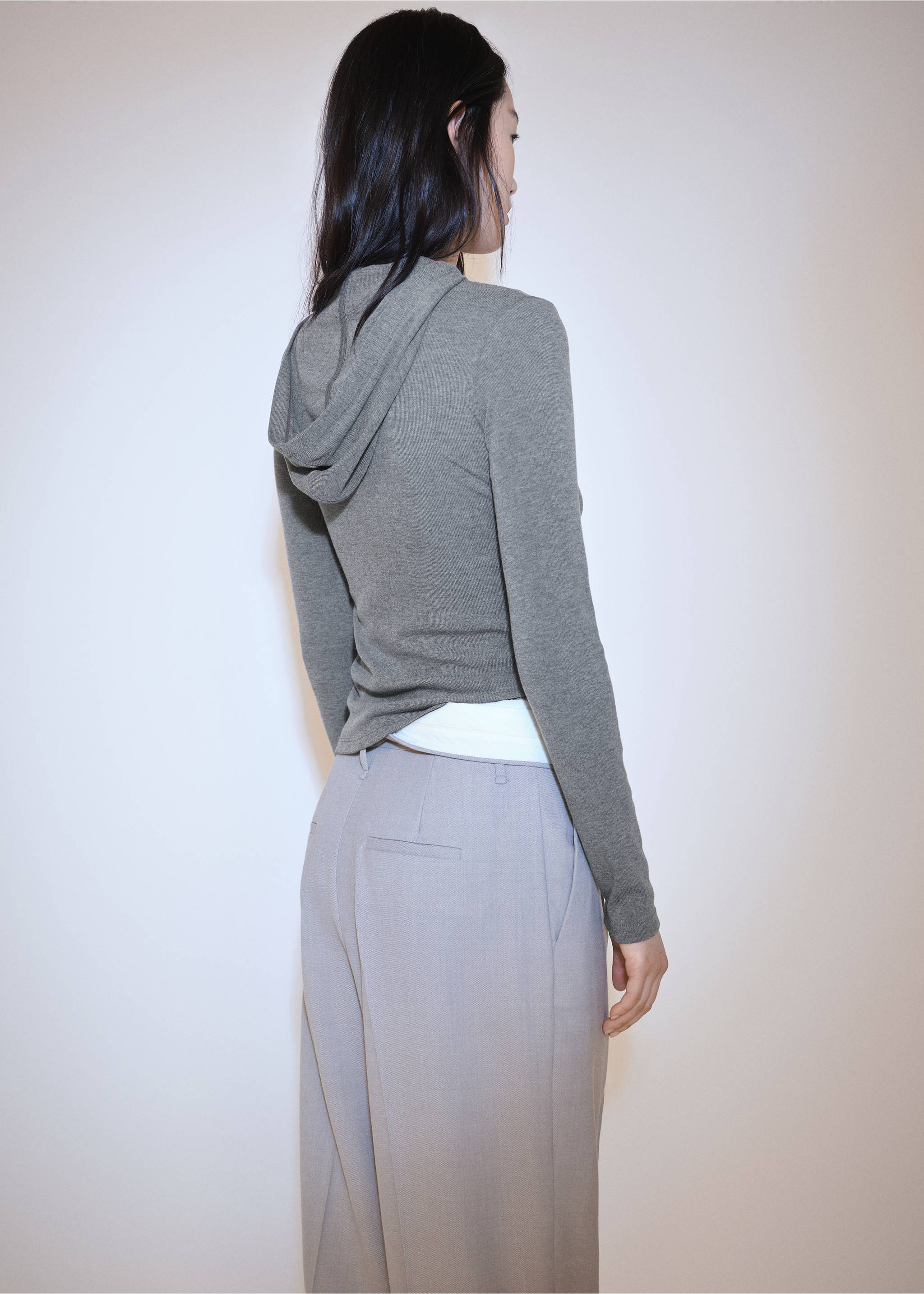 Langarm-T-Shirt mit Kapuze - Rückseite des Artikels, Grau. Ref: 77027699-00.