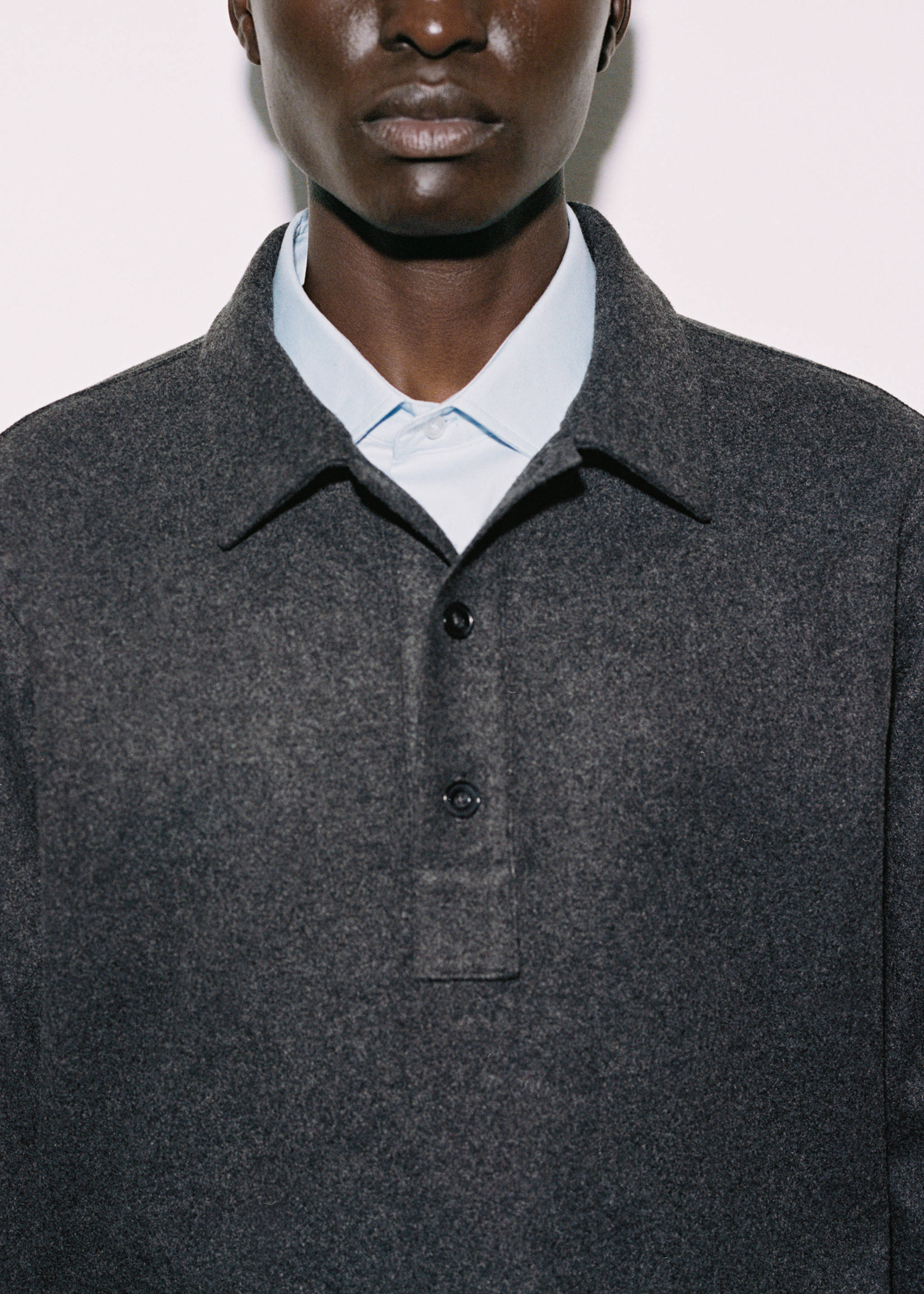 Regular Fit-Poloshirt aus Sweatshirt-Gewebe - Detail des Artikels 3, Anthrazit. Ref: 77027925-00.