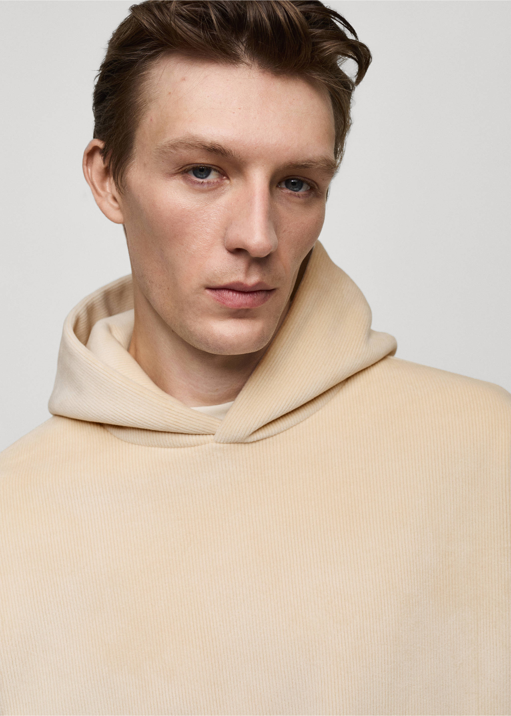 Corduroy hooded sweatshirt - Details of the article 1, Ecru. Ref: 77027929-00.