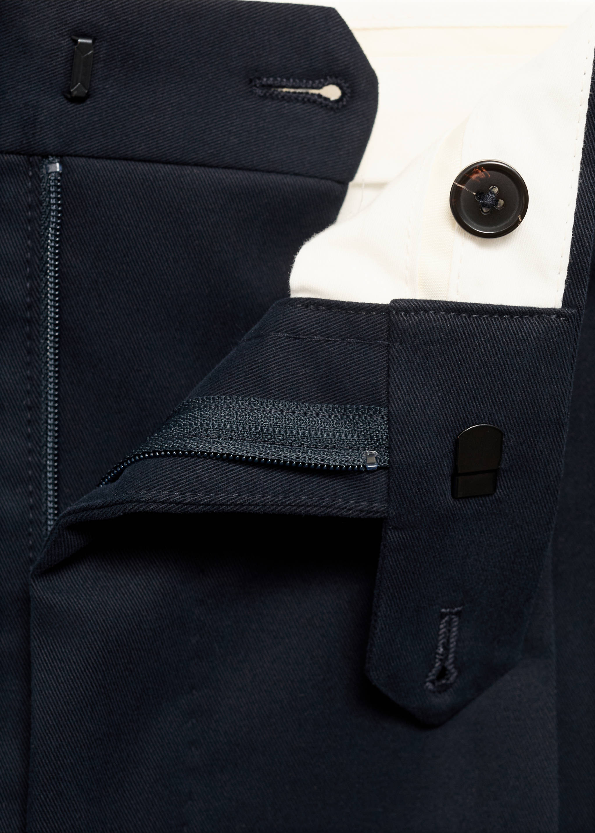 Pantalón twill algodón pinzas - Detalle del artículo 8, Azul marino oscuro. Ref: 77027936-00.