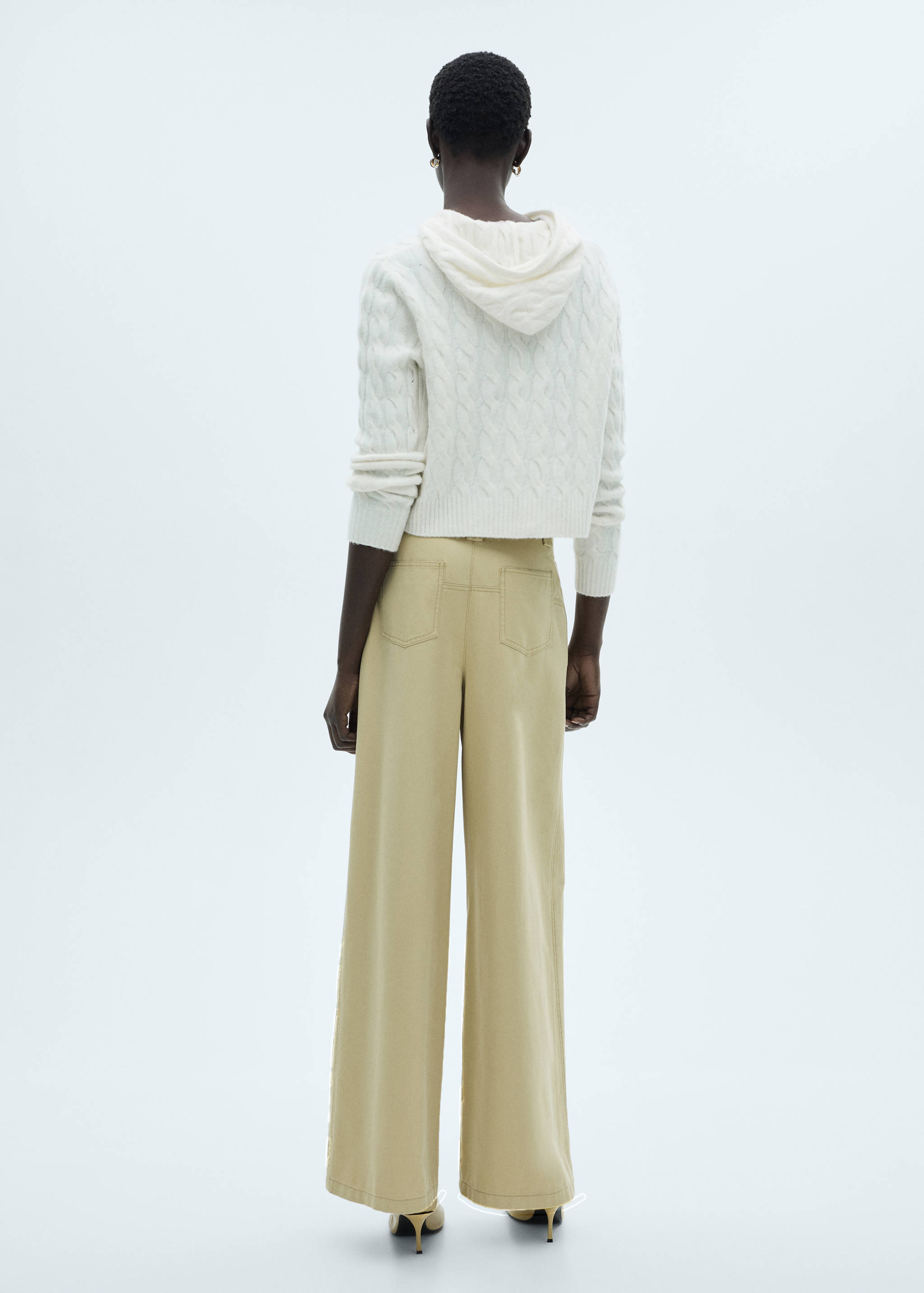 Flätstickad tröja huva - Artikelns baksida