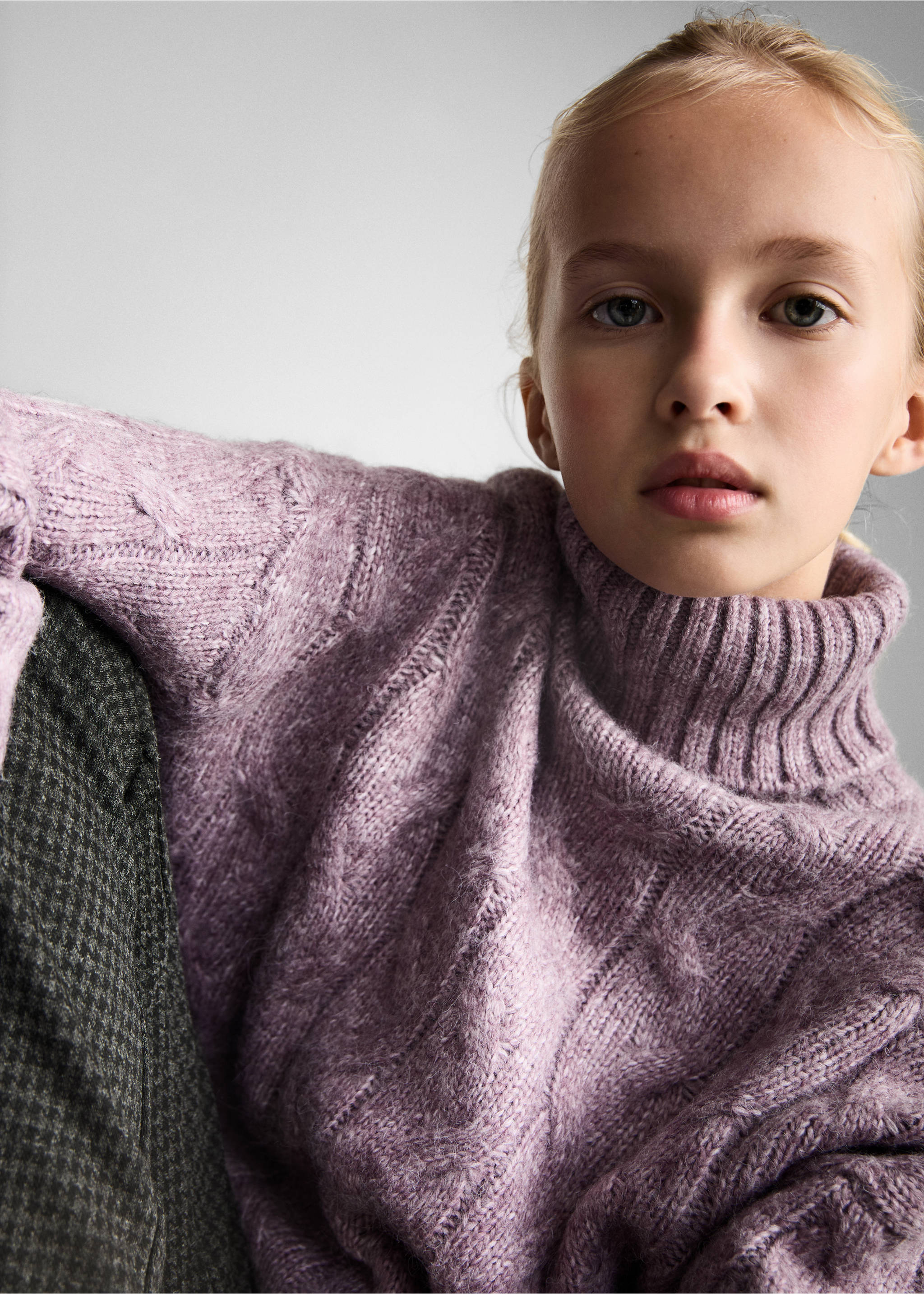 Cable knit turtleneck sweater - Details of the article 2, Lilac. Ref: 77028271-00.
