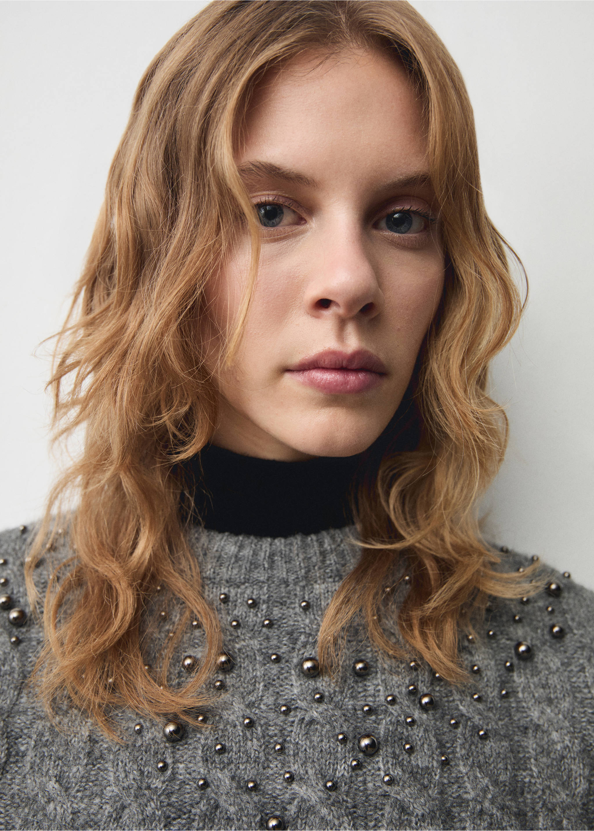 Braided sweater with bead detail - Details of the article 1, Grey. Ref: 77029057-00.