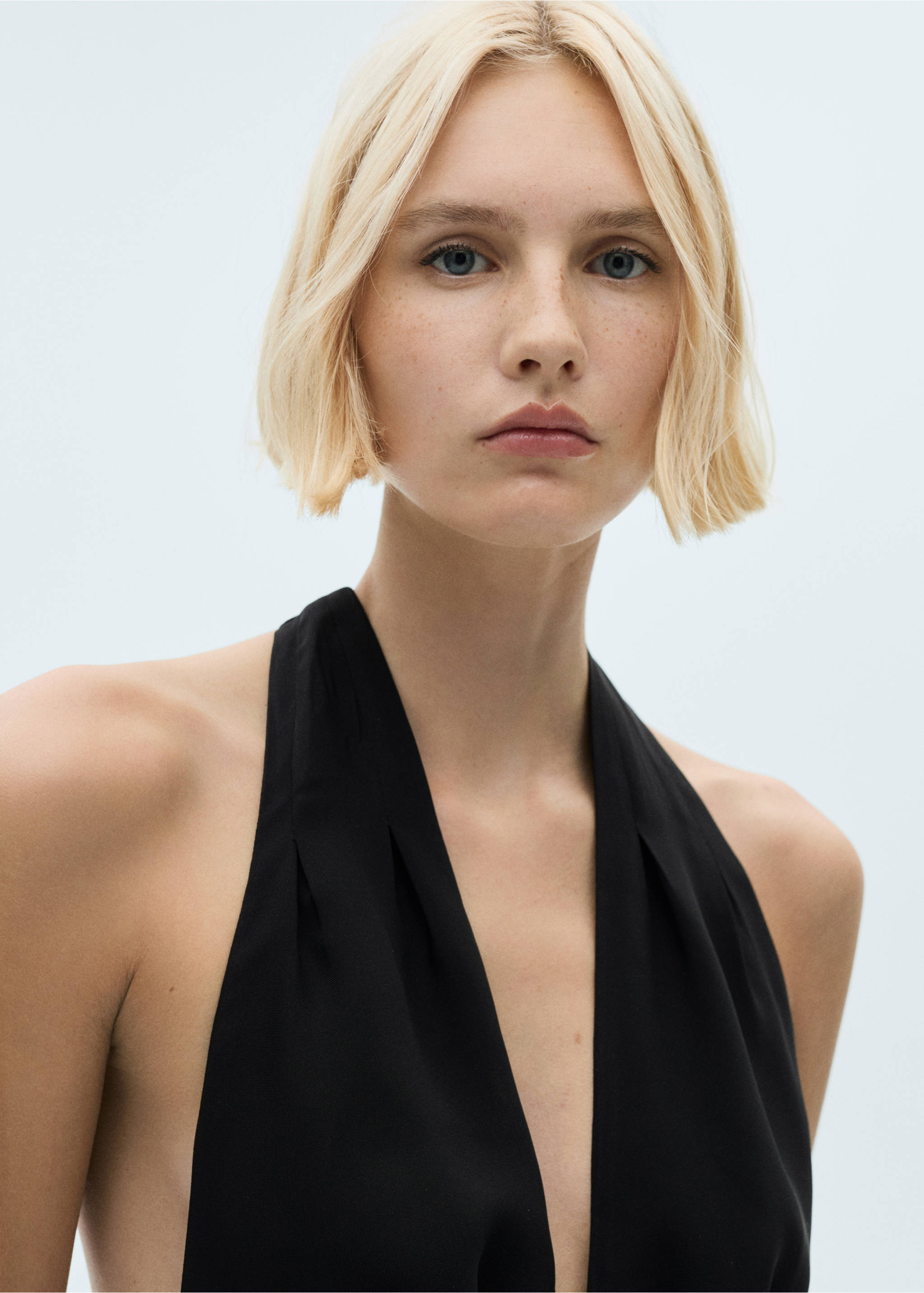 Neckholder-Kleid mit gerafften Details - Detail des Artikels 1, Schwarz. Ref: 77029061-00.