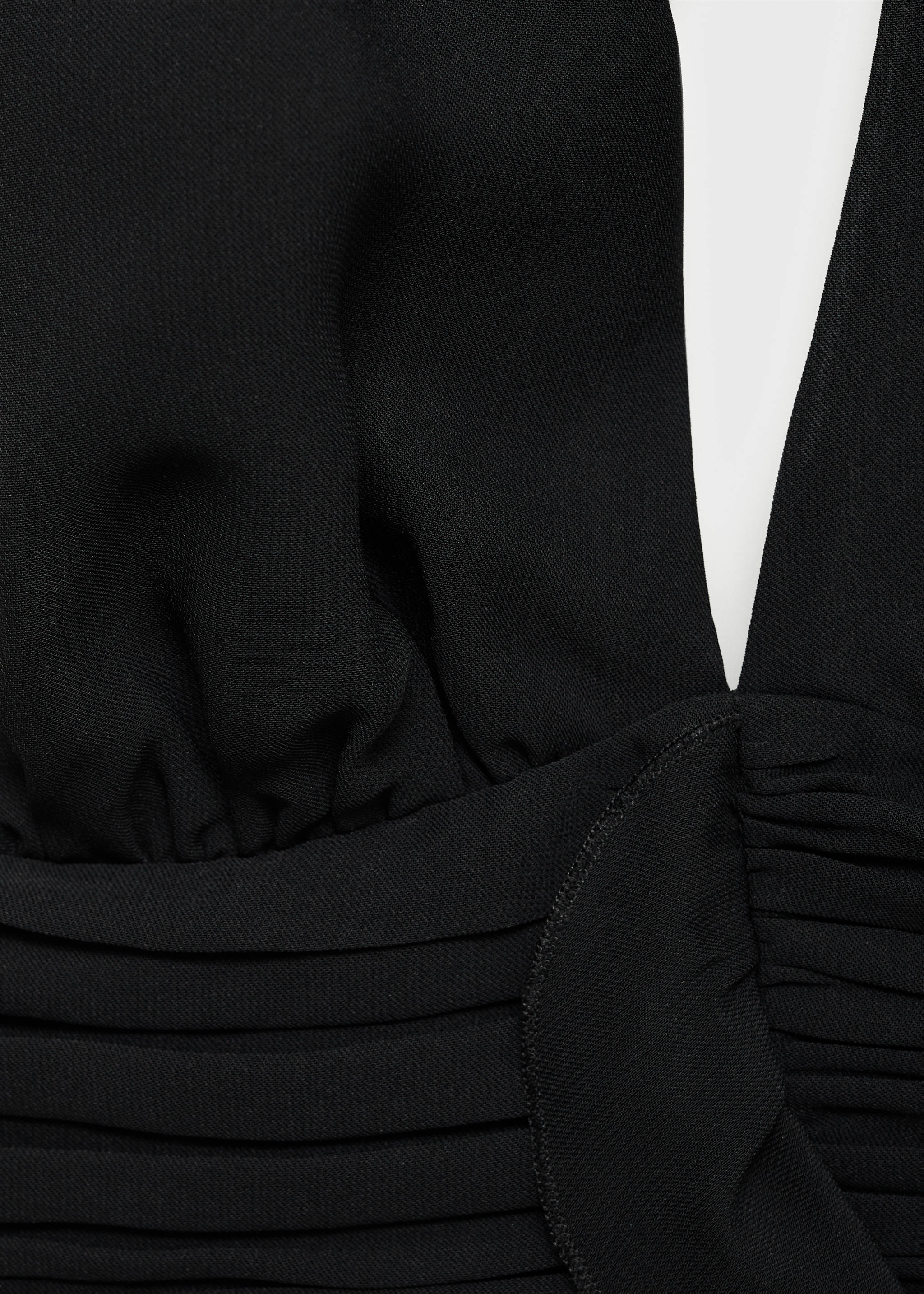 Neckholder-Kleid mit gerafften Details - Detail des Artikels 0, Schwarz. Ref: 77029061-00.