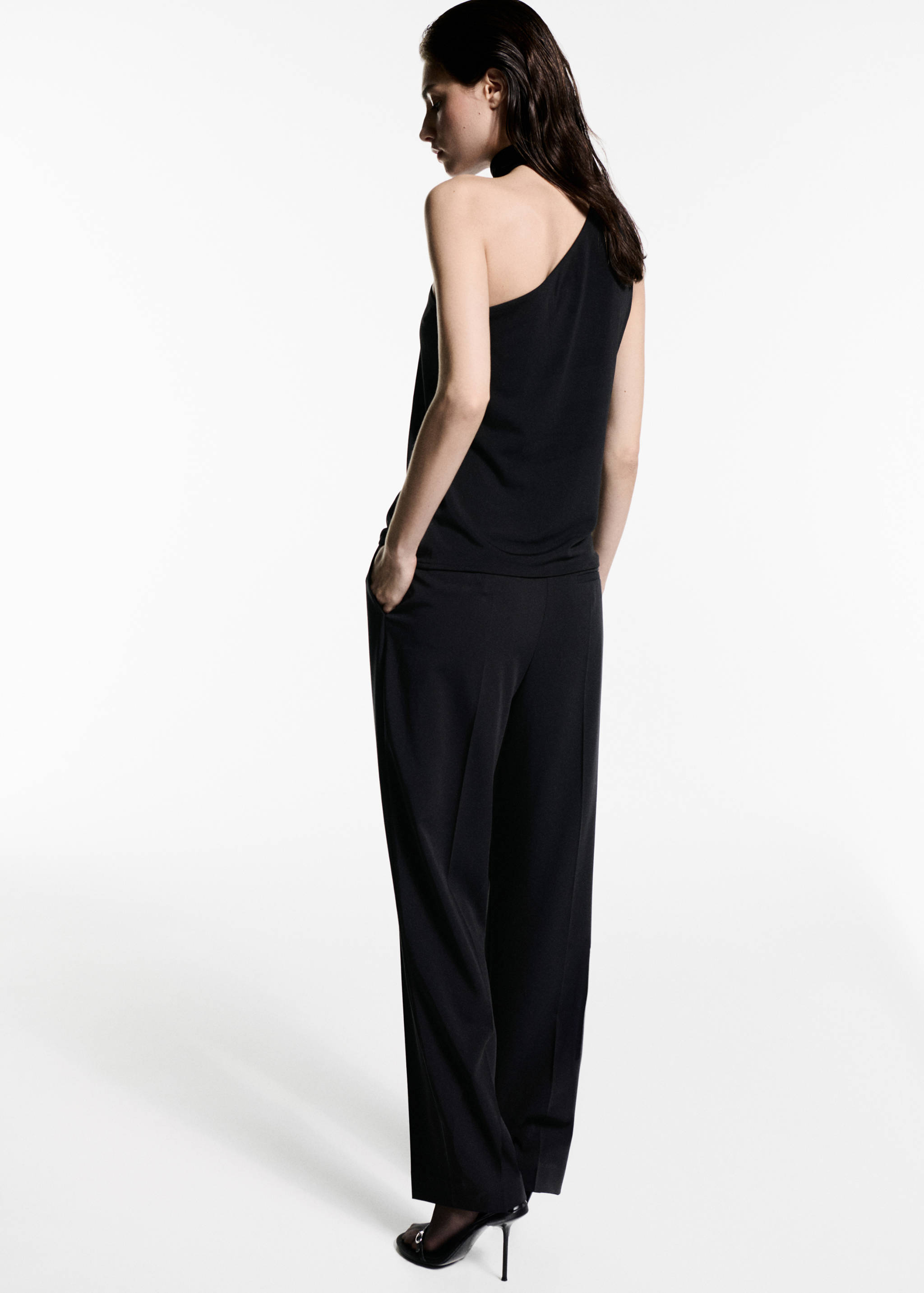 Top asimétrico cuello choker - Reverso del artículo