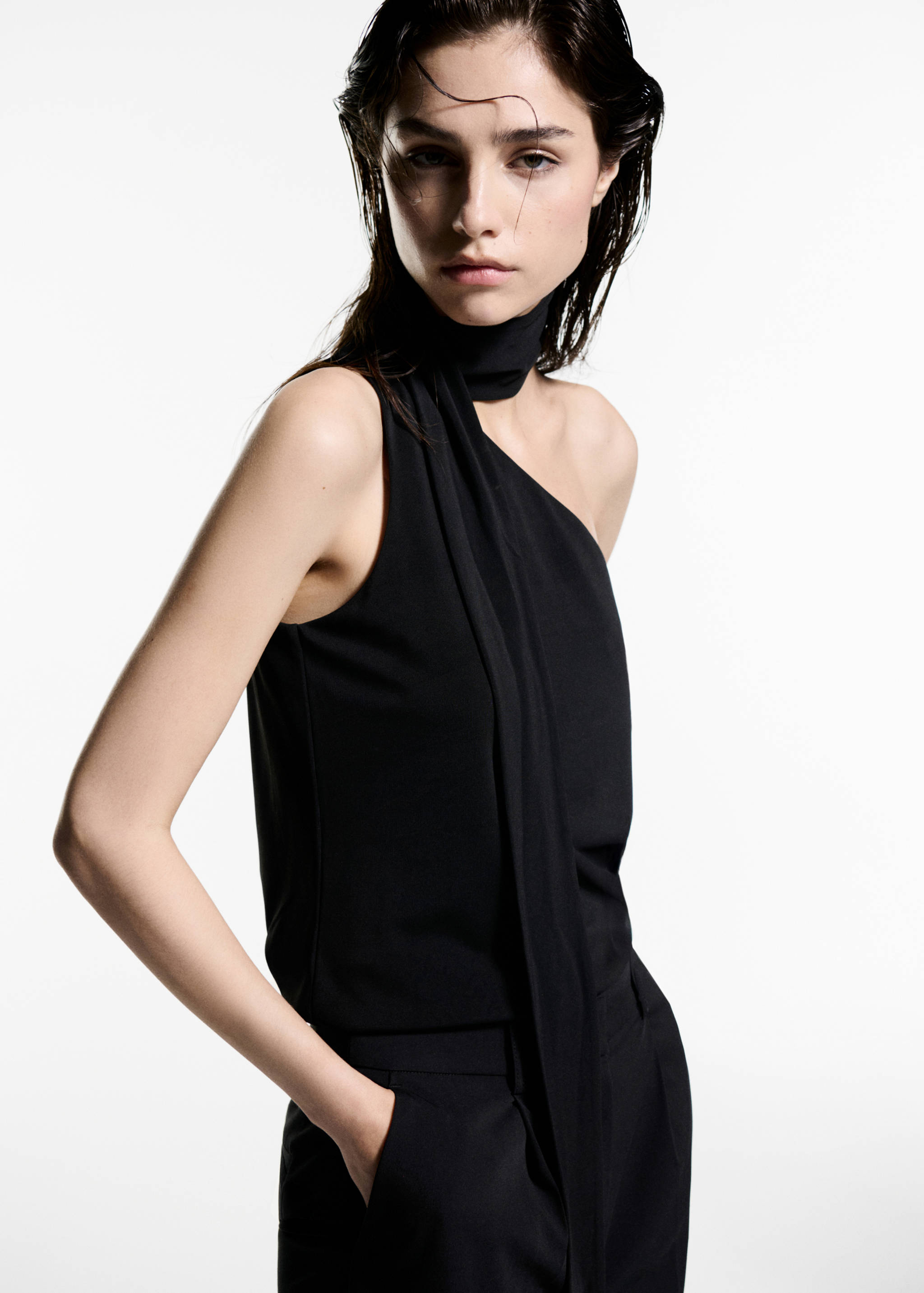 Top asimétrico cuello choker - Detalle del artículo 2