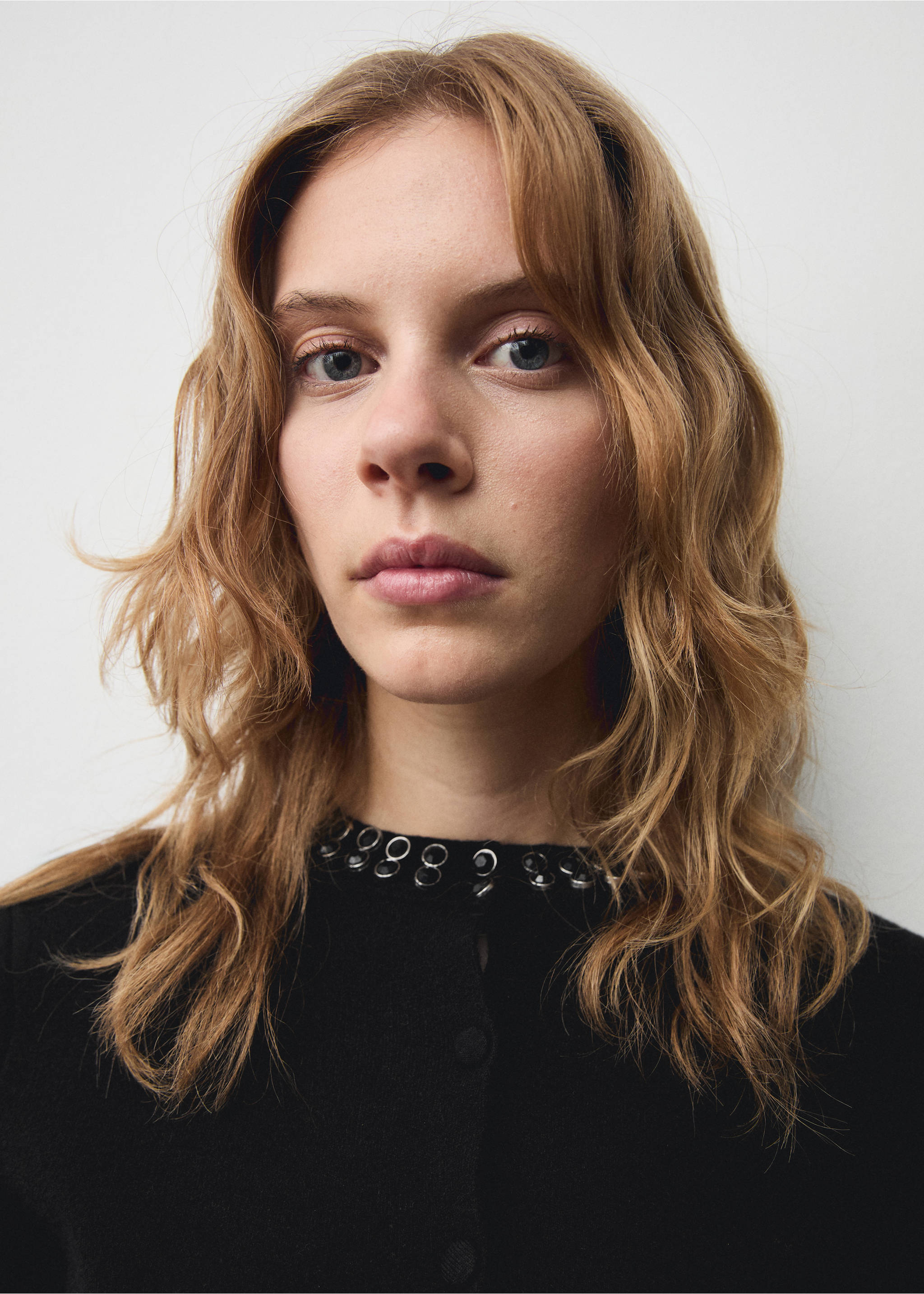 Càrdigan coll strass - Detall de l'article 1, Negre. Ref: 77029073-00.