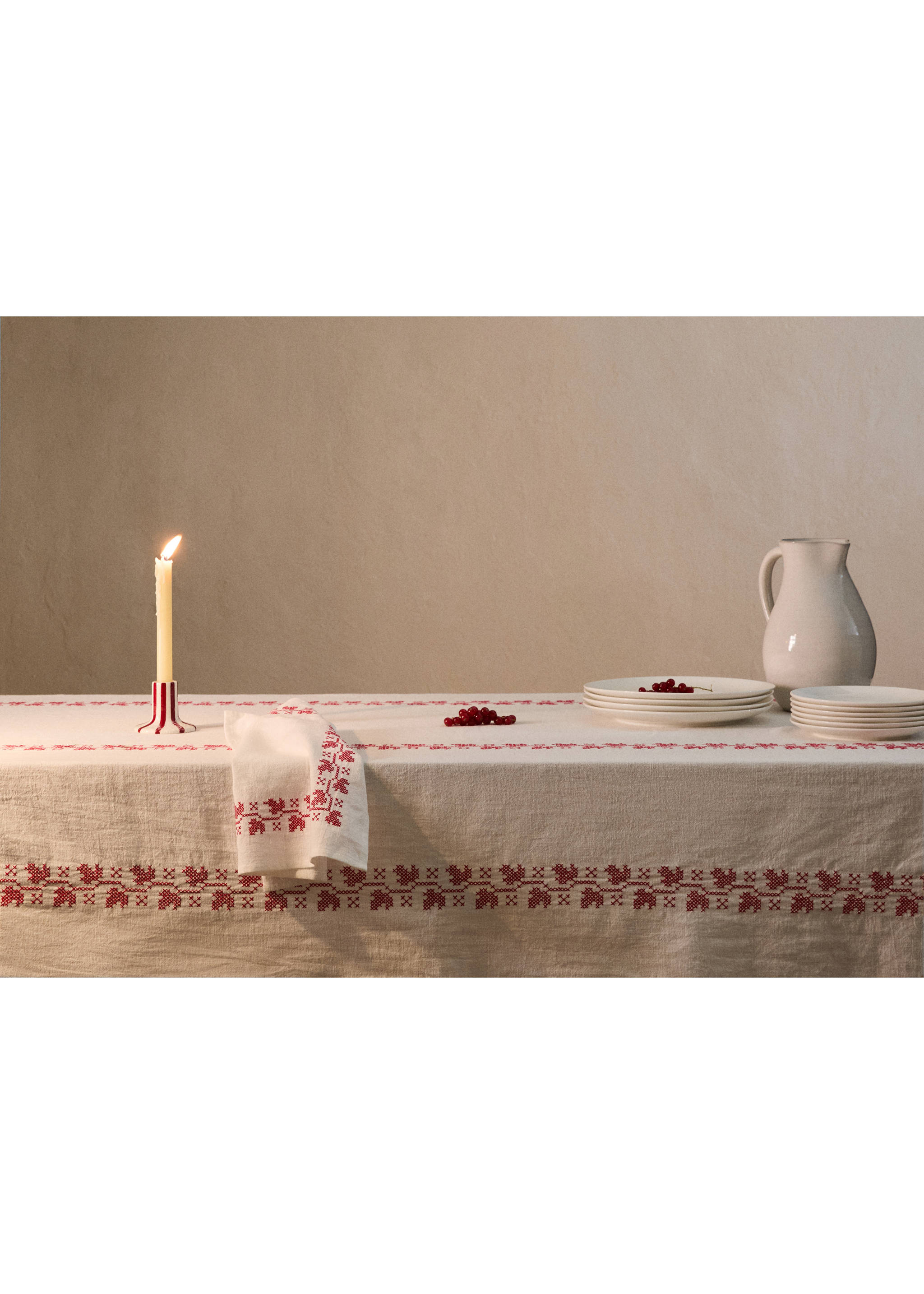 Tablecloth with embroidered details for 8 to 10 diners - General plane, Red. Ref: 77029233-00.