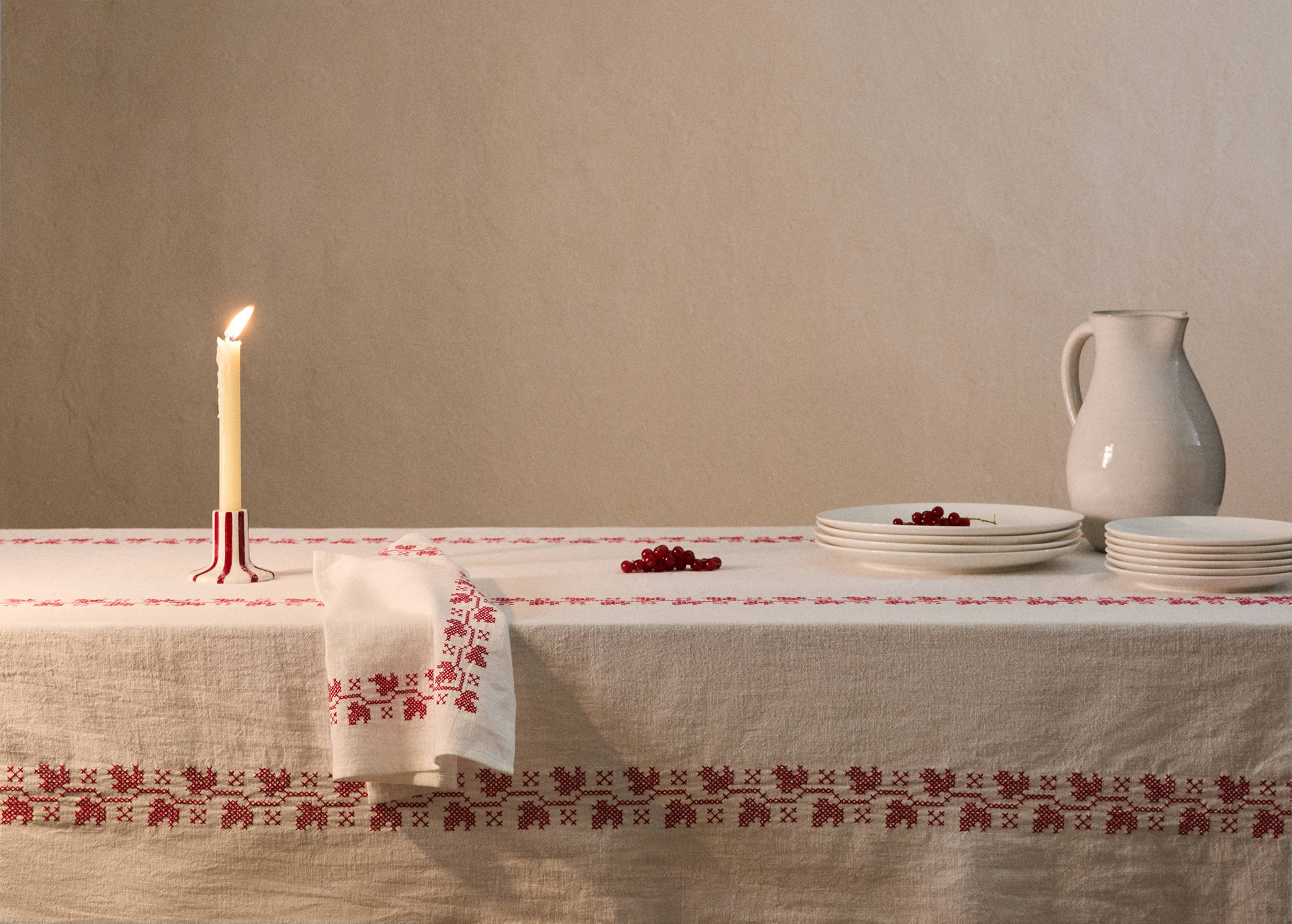 Tablecloth with embroidered details for 8 to 10 diners - General plane