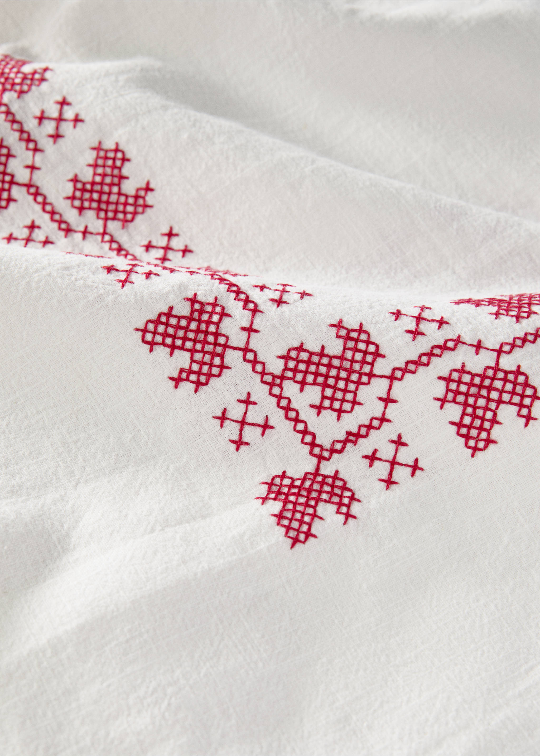 Tablecloth with embroidered details for 8 to 10 diners - Details of the article 1, Red. Ref: 77029233-00.