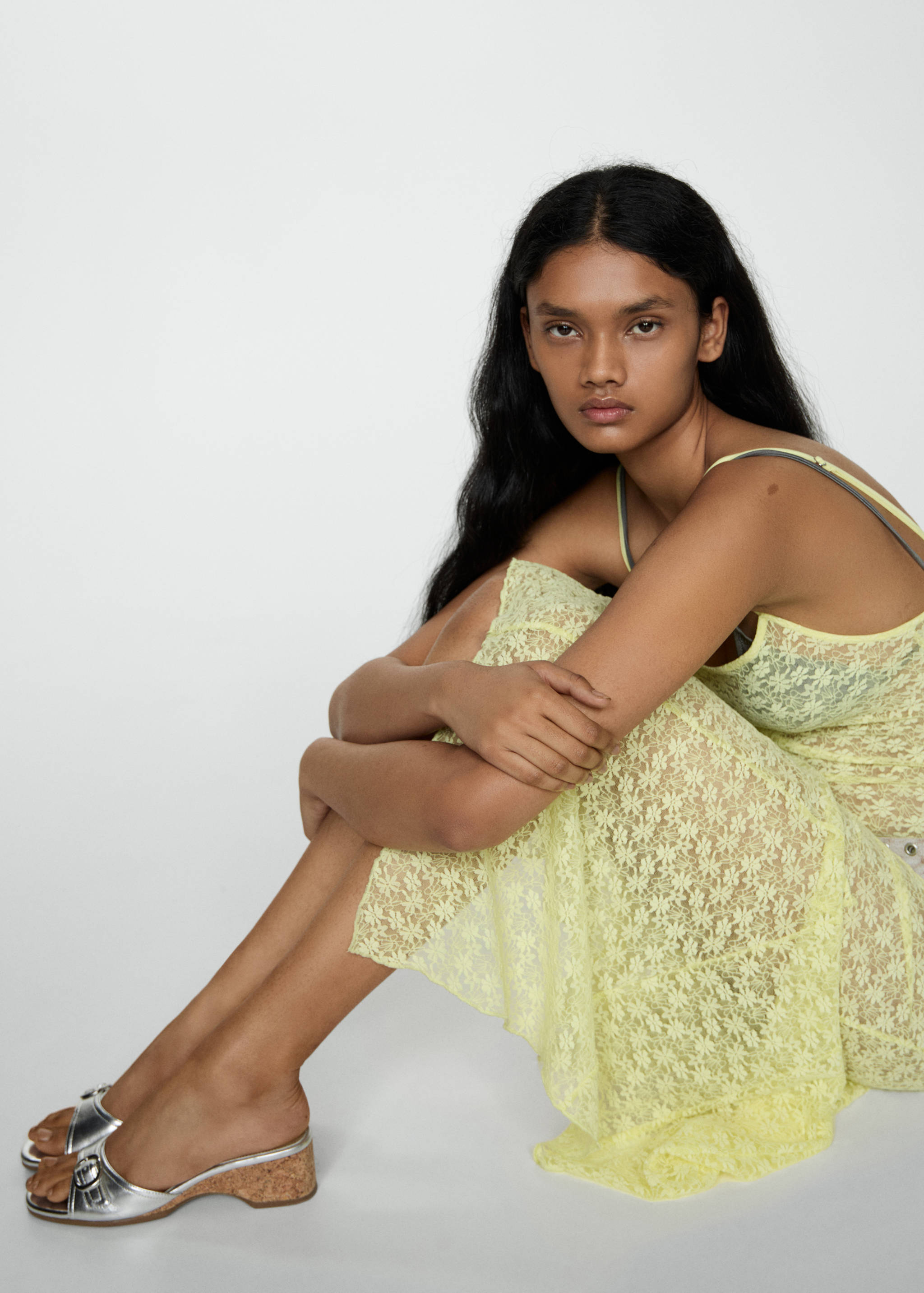 Fémszínű éktalpú szandál csattal - Általános sík