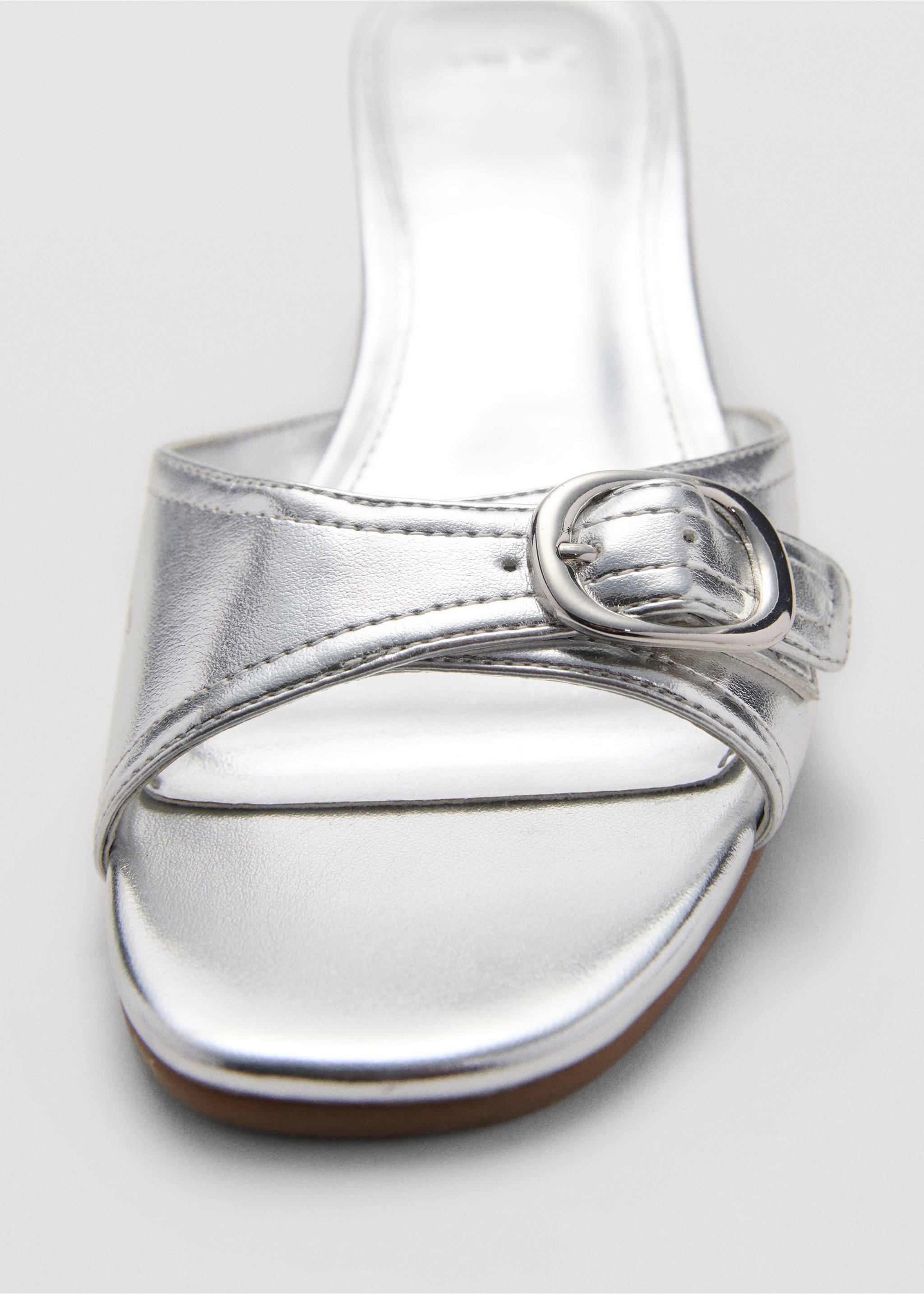 Metallic wedge sandal with buckle detail - Details of the article 1, Silver. Ref: 77030365-00.