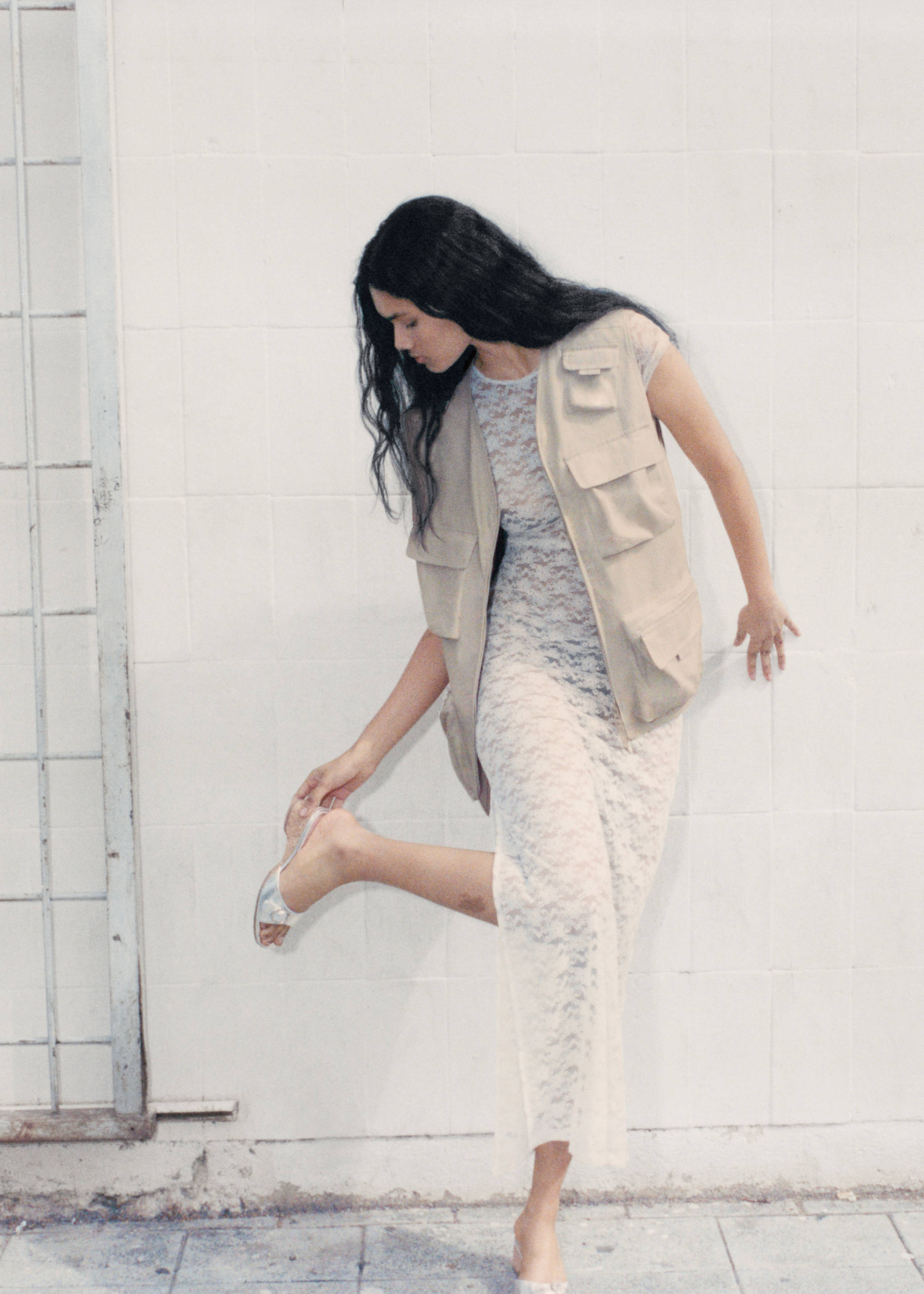 Metallic wedge sandal with buckle detail - Details of the article 9, Silver. Ref: 77030365-00.