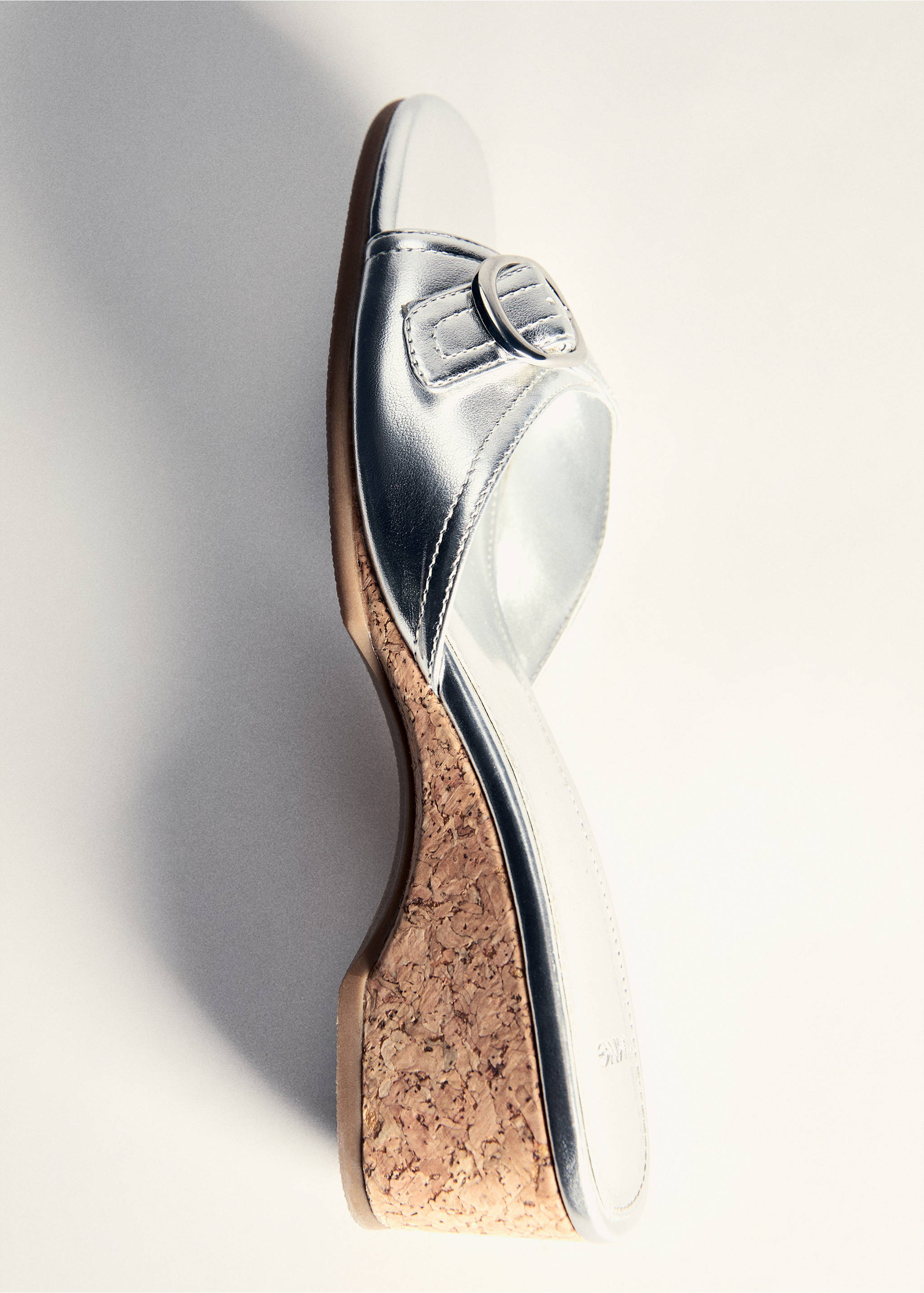 Metallic wedge sandal with buckle detail - Details of the article 5, Silver. Ref: 77030365-00.