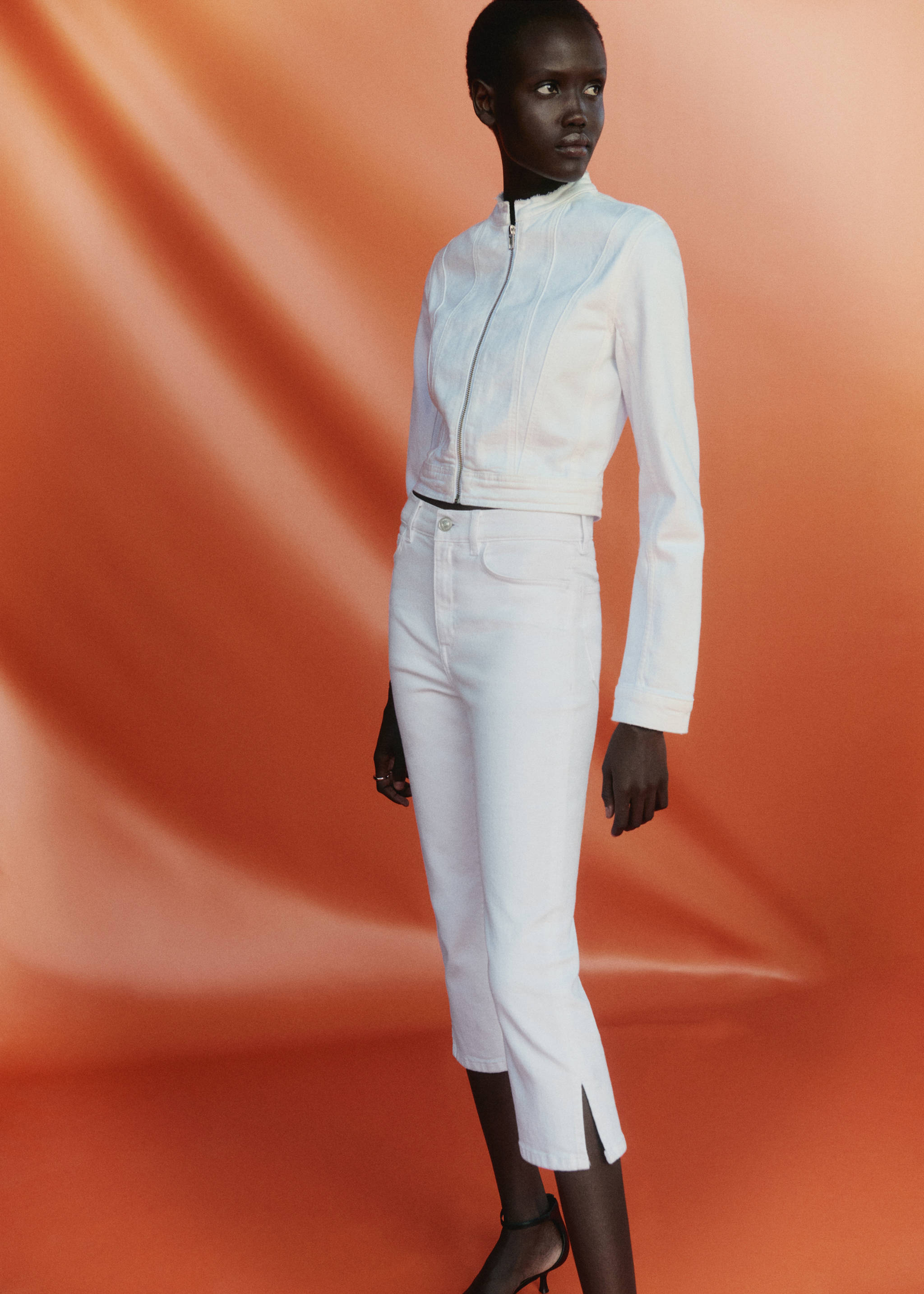 Side opening capri jeans - Details of the article 7, White. Ref: 77030383-00.