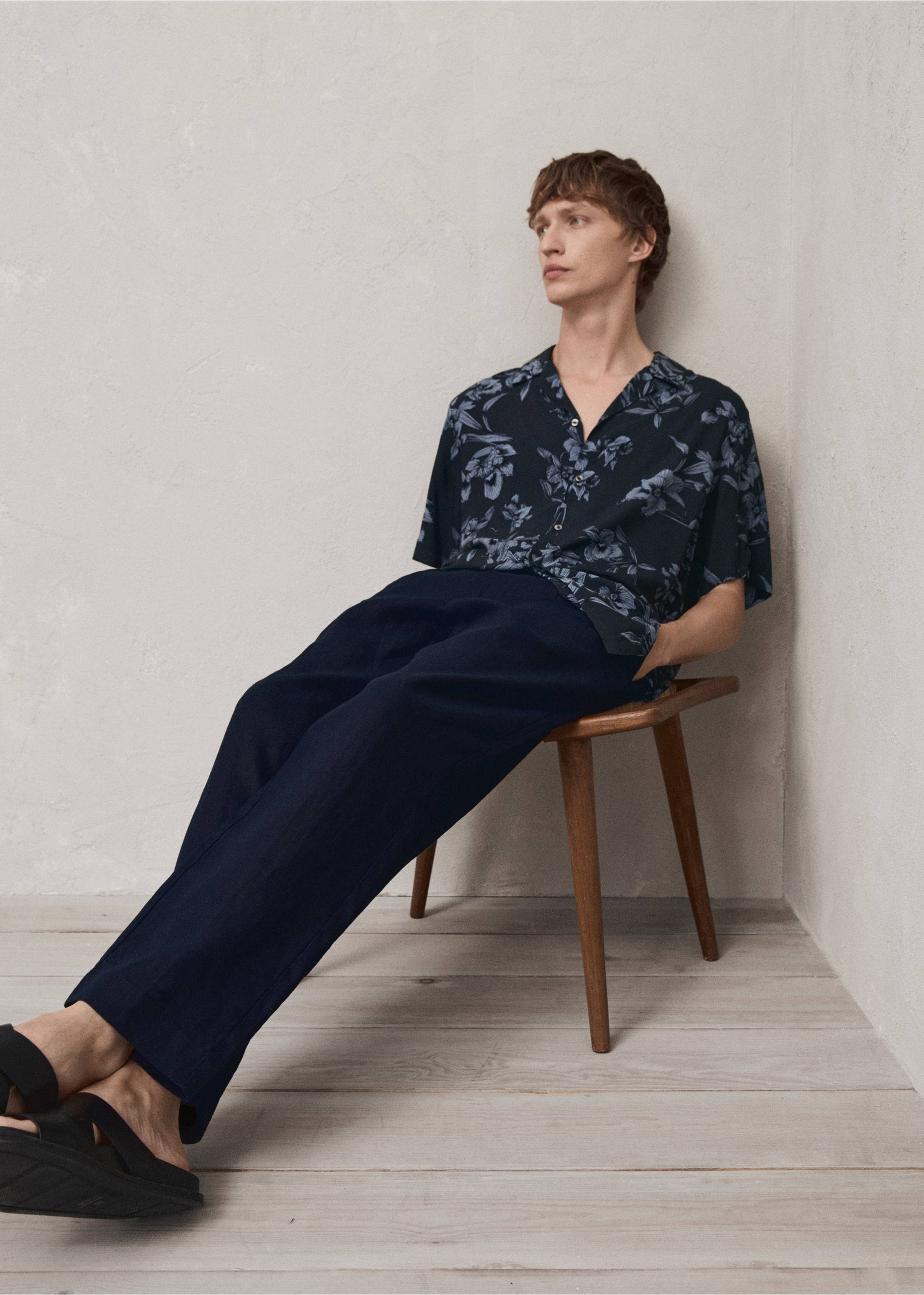 Relaxed-fit 100% linen trousers - Details of the article 5, Dark Navy. Ref: 77030565-00.