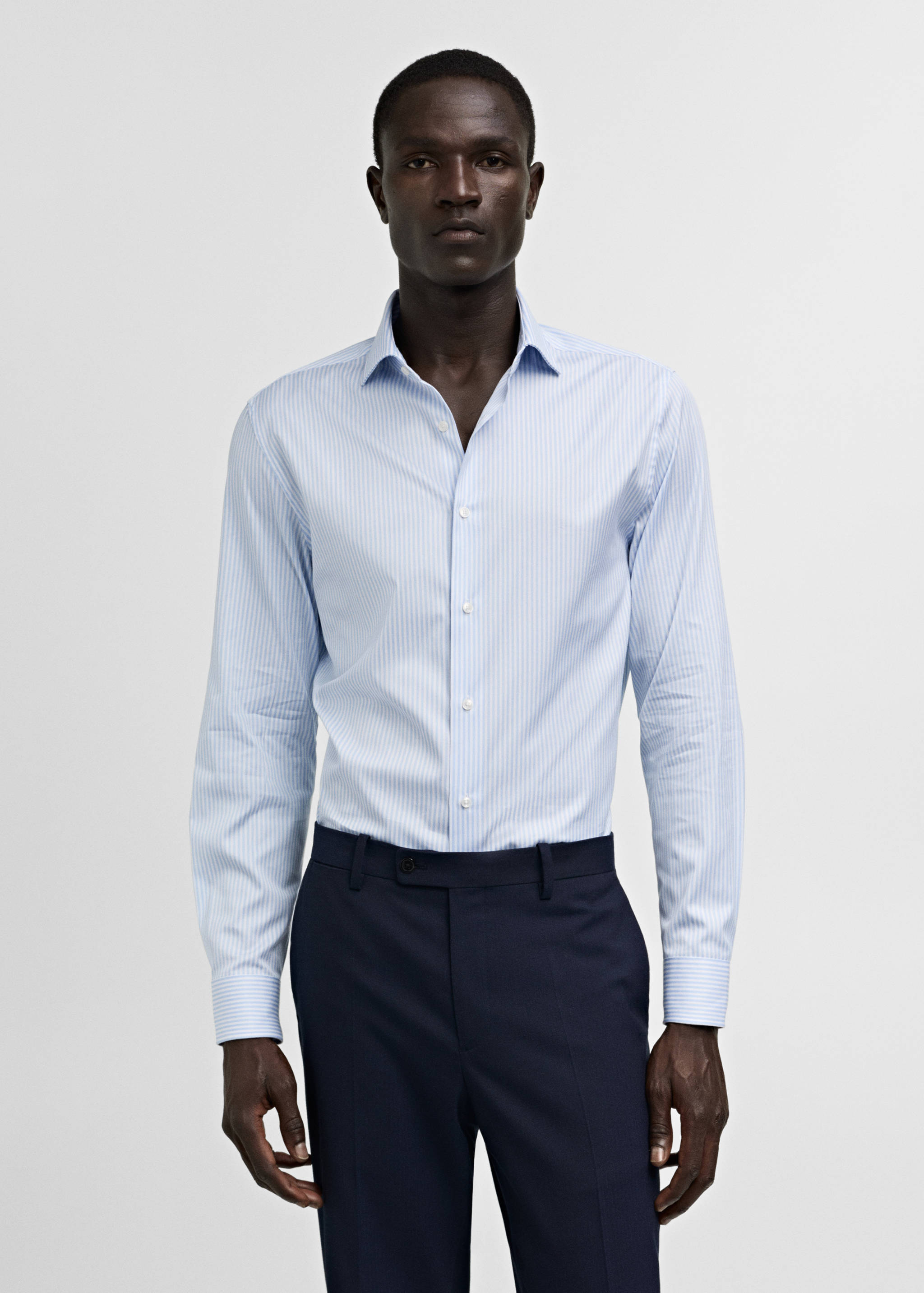 Gestreiftes Regular Fit-Anzughemd aus Baumwolle - Mittlere Ansicht