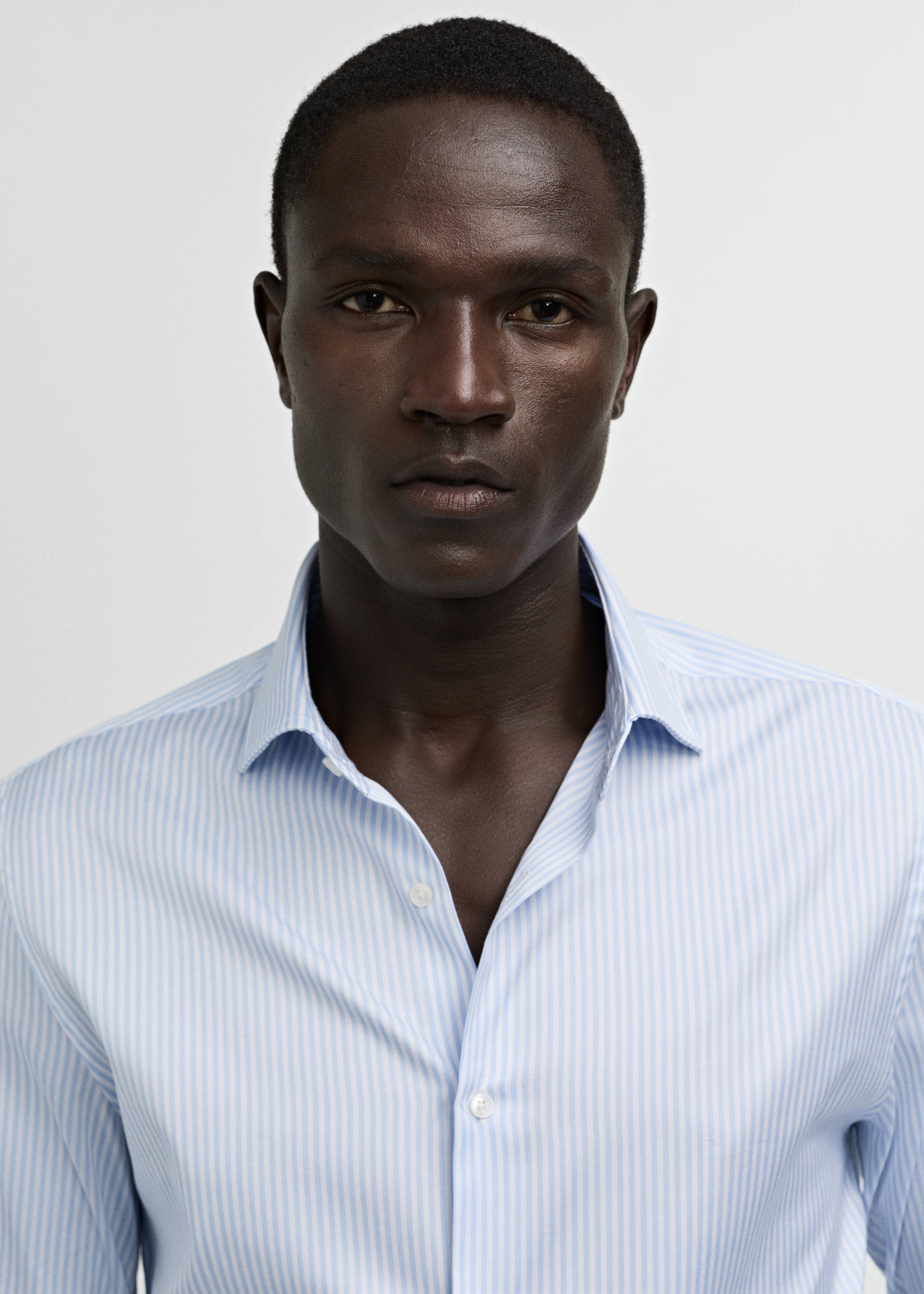 Gestreiftes Regular Fit-Anzughemd aus Baumwolle - Detail des Artikels 1