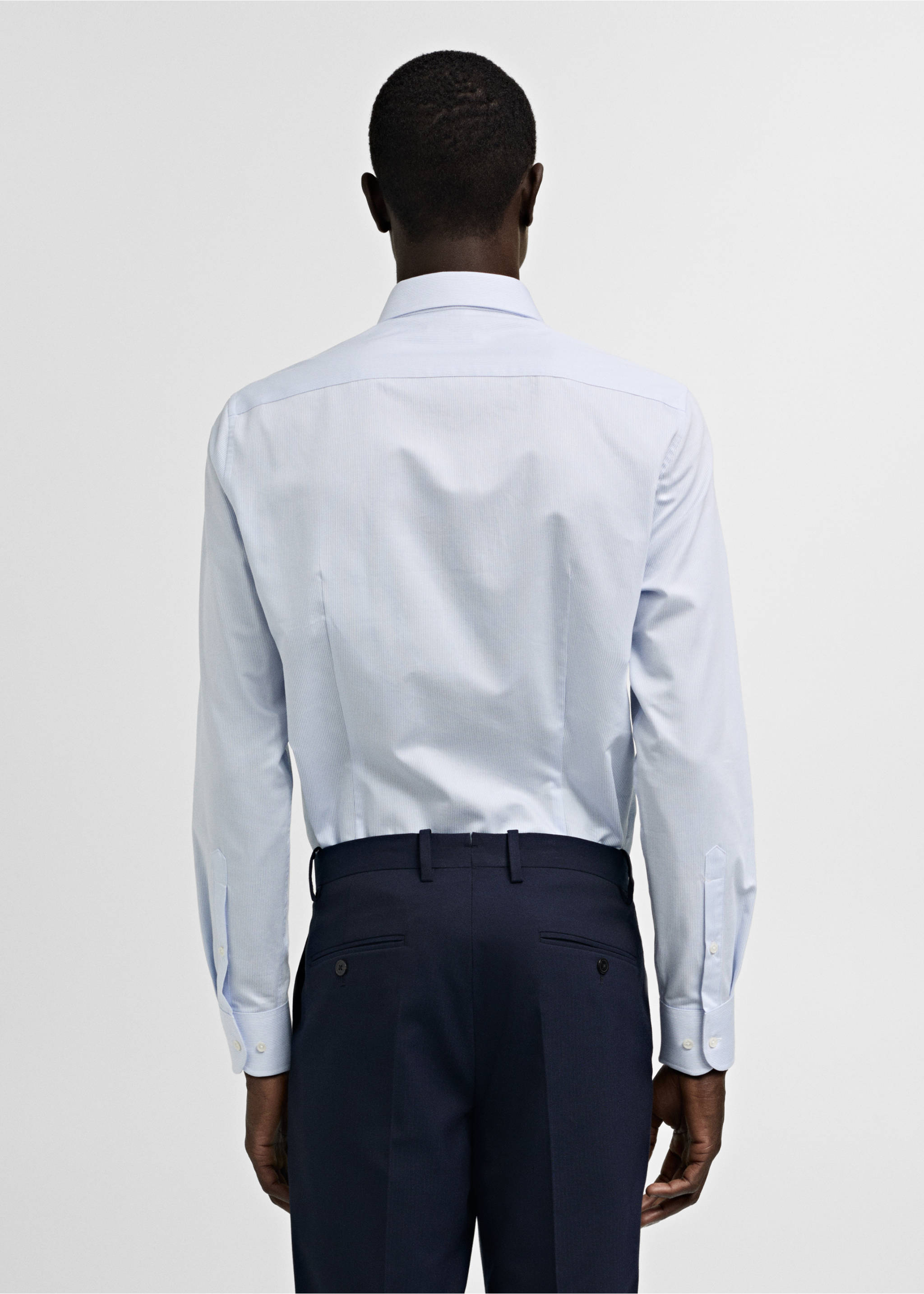 Feingestreiftes Slim Fit-Oberhemd aus Twill - Rückseite des Artikels, Blau. Ref: 77030578-00.