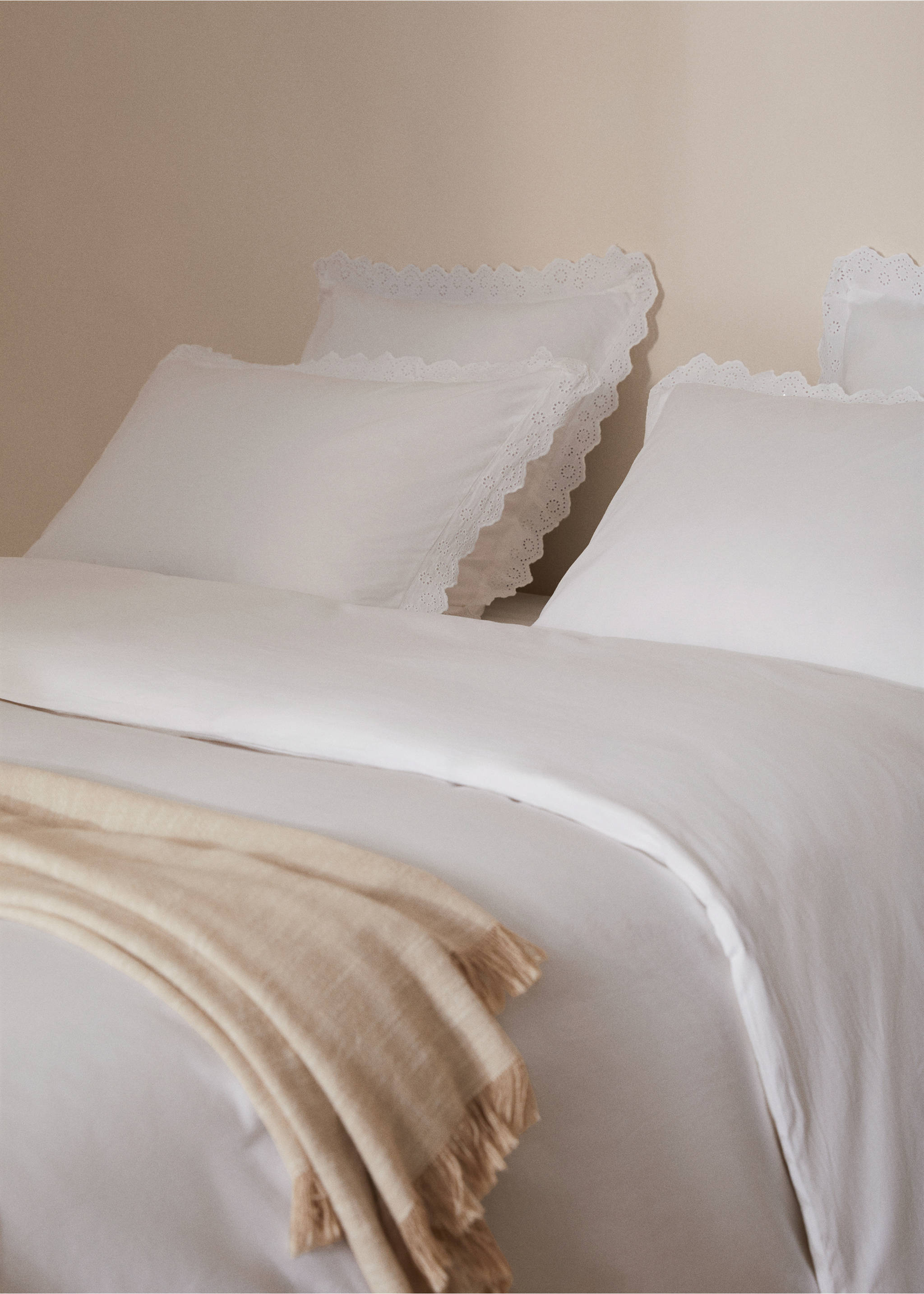 Cotton duvet cover with embroidered flounces for superking bed - Details of the article 8, White. Ref: 77030586-00.