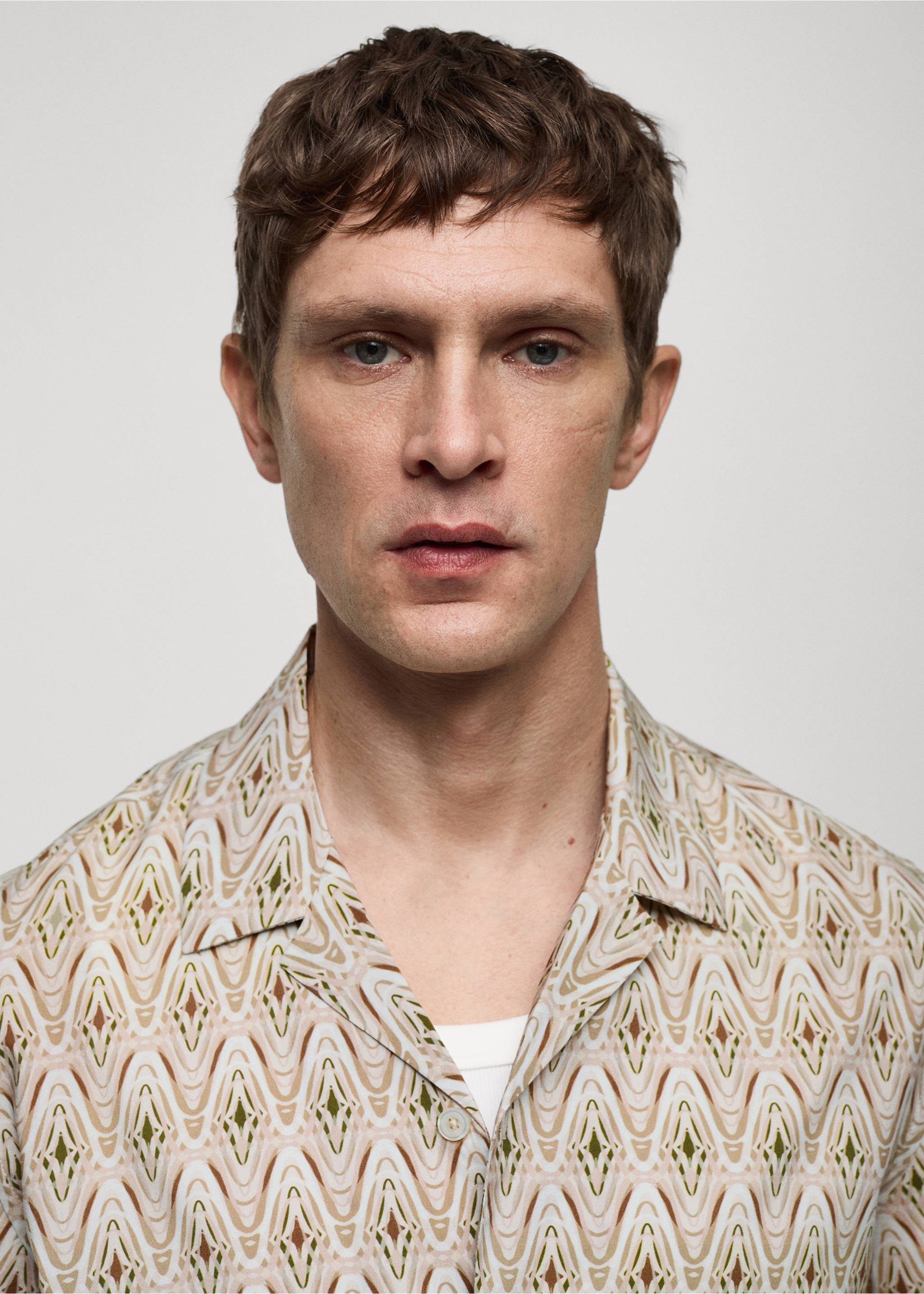 Camisa fluida estampada cuello bowling - Detalle del artículo 1, Beige. Ref: 77030624-00.