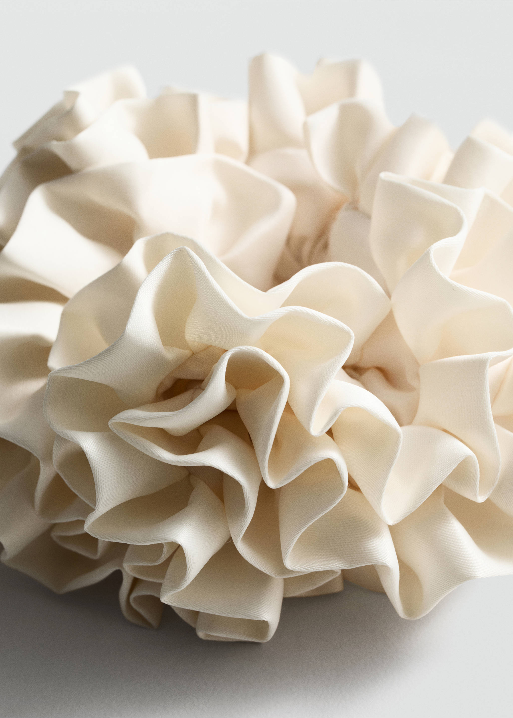 Maxi-flower scrunchie - Medium plane, Ecru. Ref: 77030646-00.
