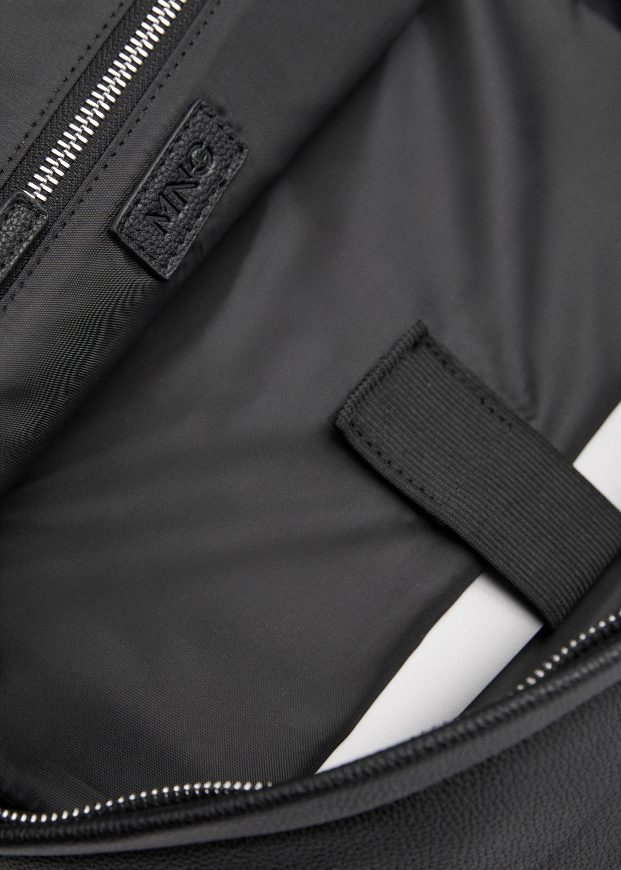 Rucksack mit Narbenleder-Effekt - Detail des Artikels 4, Schwarz. Ref: 77032543-00.