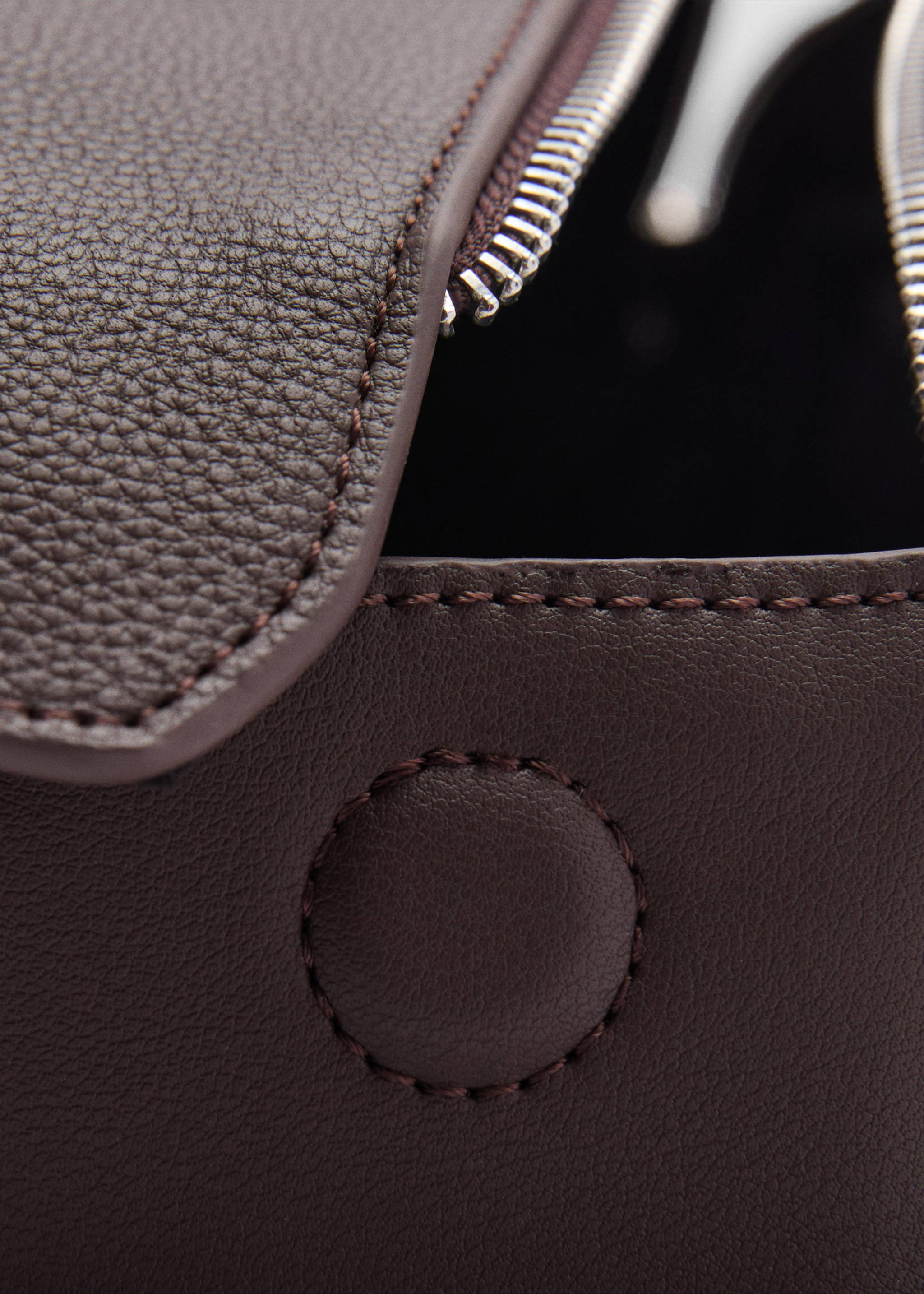 Kosmetiktasche mit Reißverschluss in genarbter Optik - Detail des Artikels 2, Braun. Ref: 77032545-00.