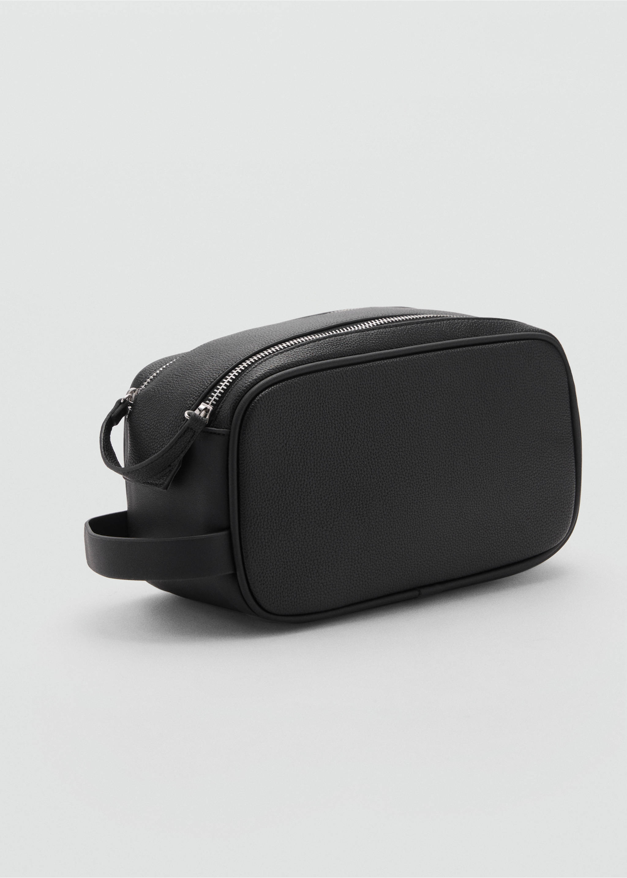 Zipped pebbled cosmetic bag - Medium plane, Black. Ref: 77032546-00.